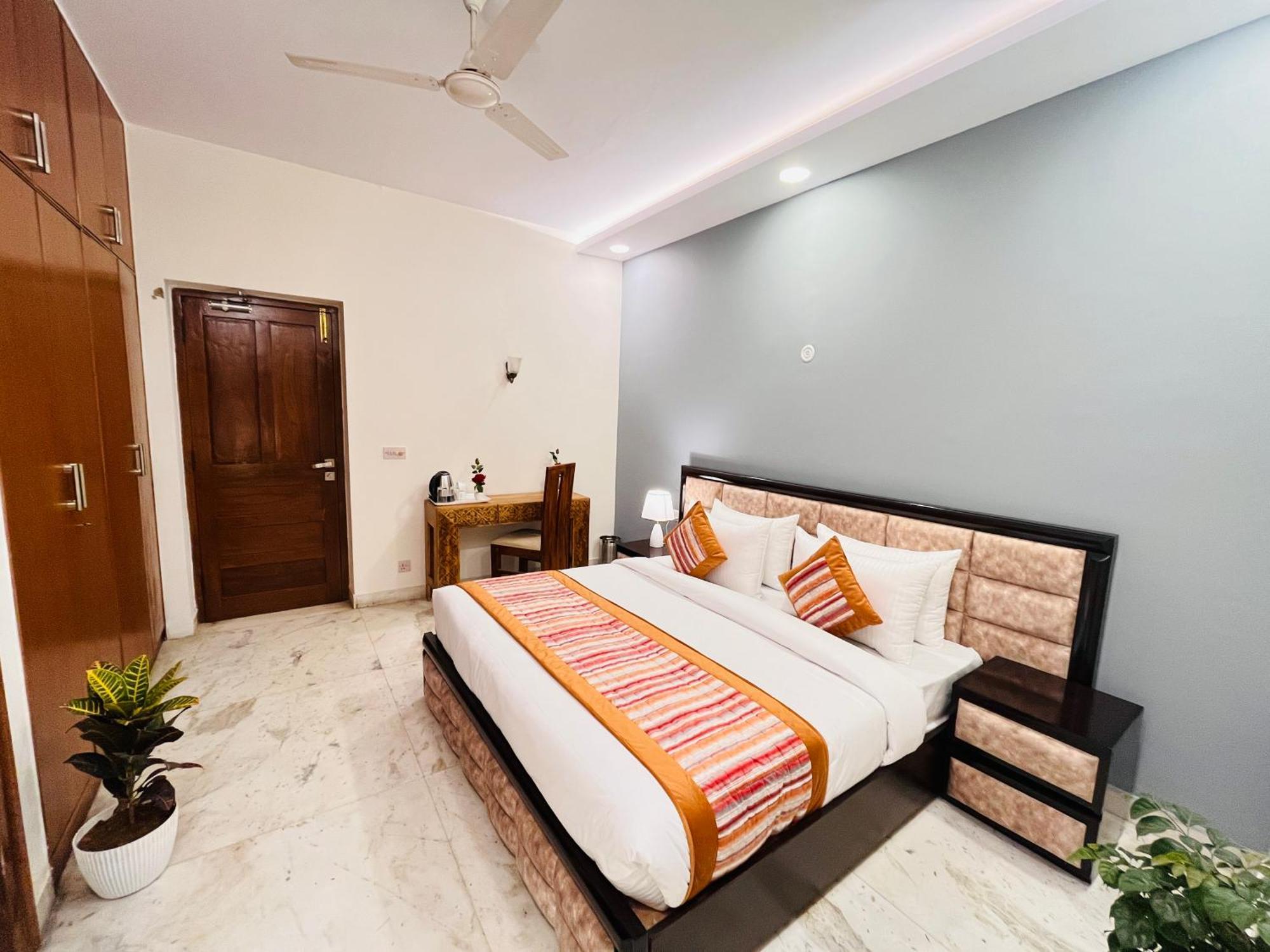 Grove Residency Hauz Khas Couple Friendly Hotel
