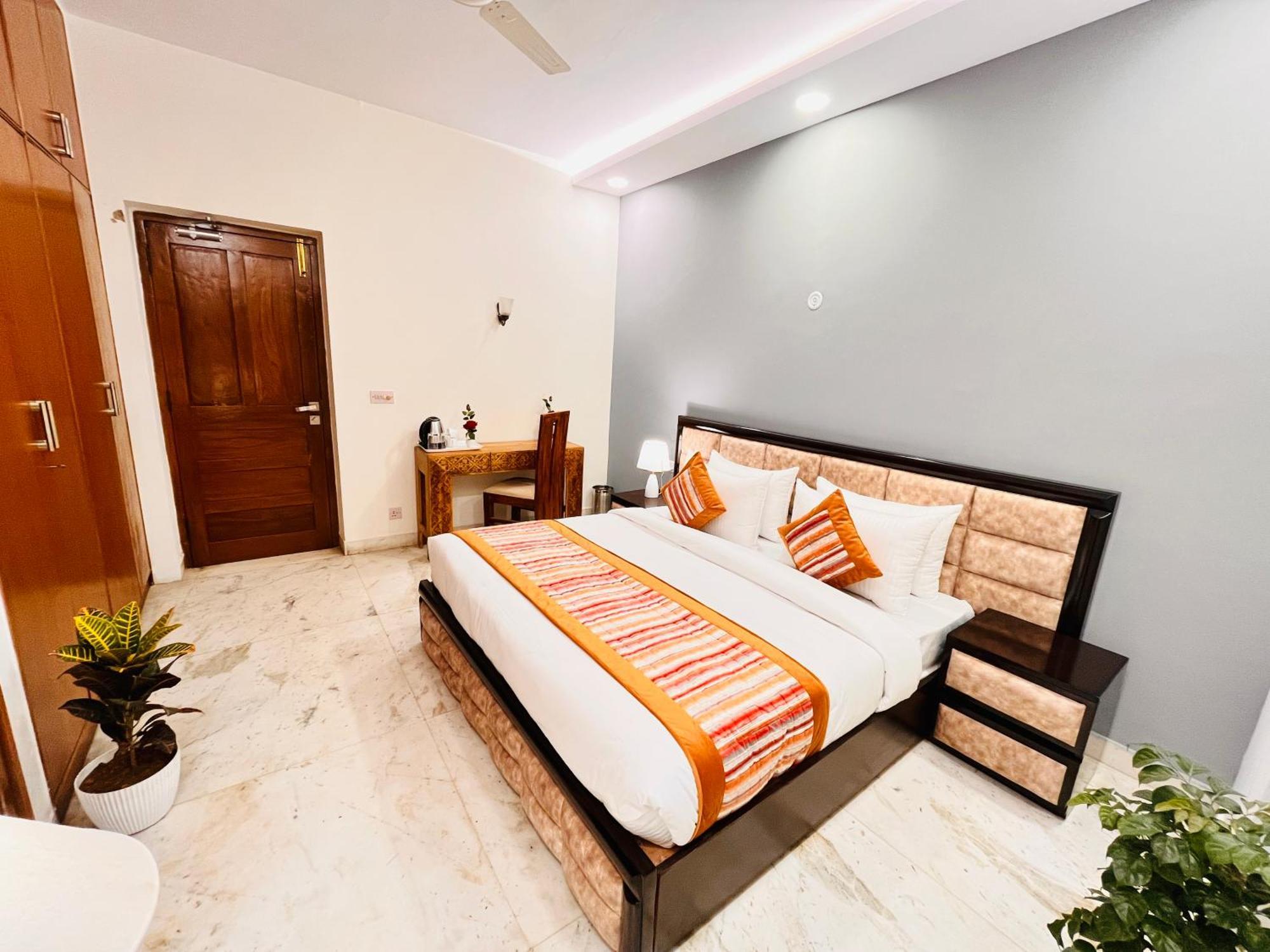 Grove Residency Hauz Khas Couple Friendly Hotel 3*