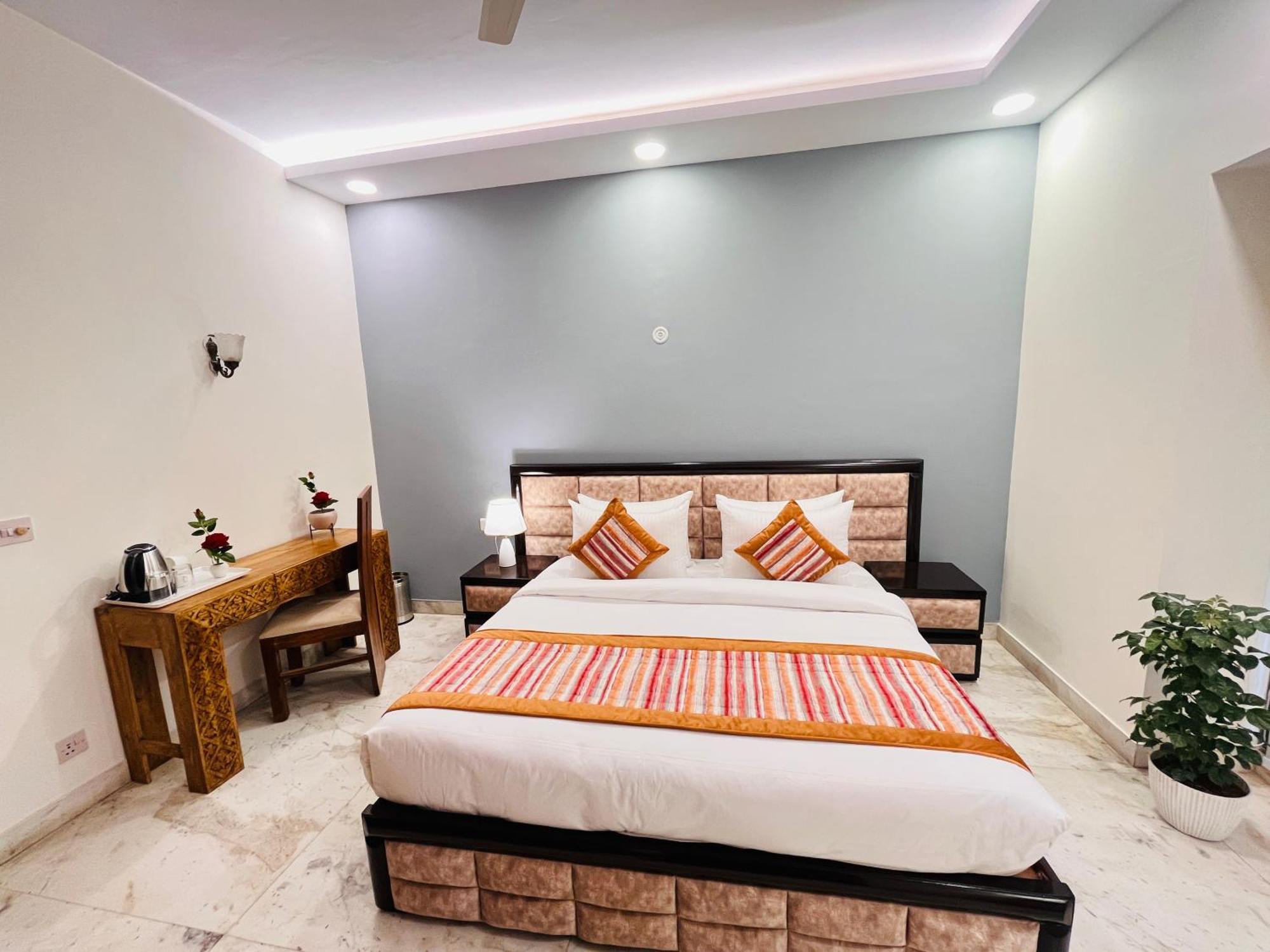 Grove Residency Hauz Khas Couple Friendly Hotel