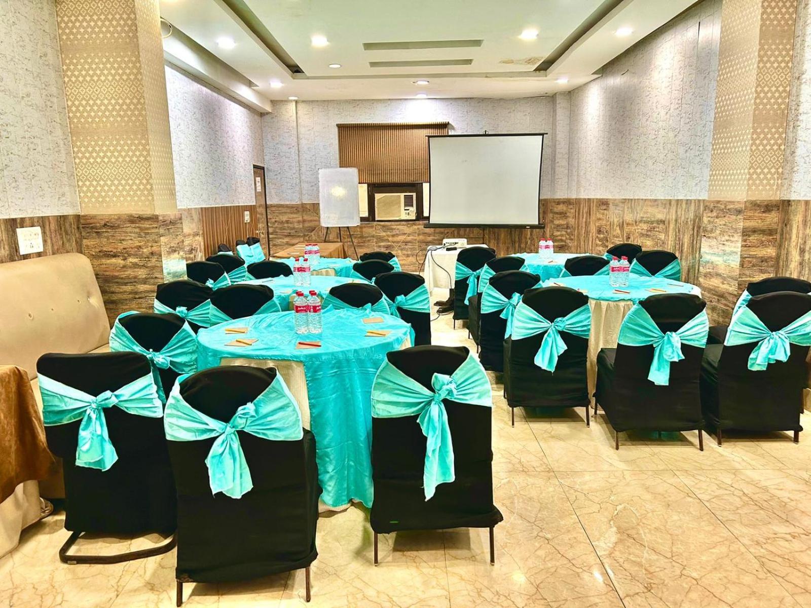 Spb 87 Near Karol Bagh Metro Station 3*