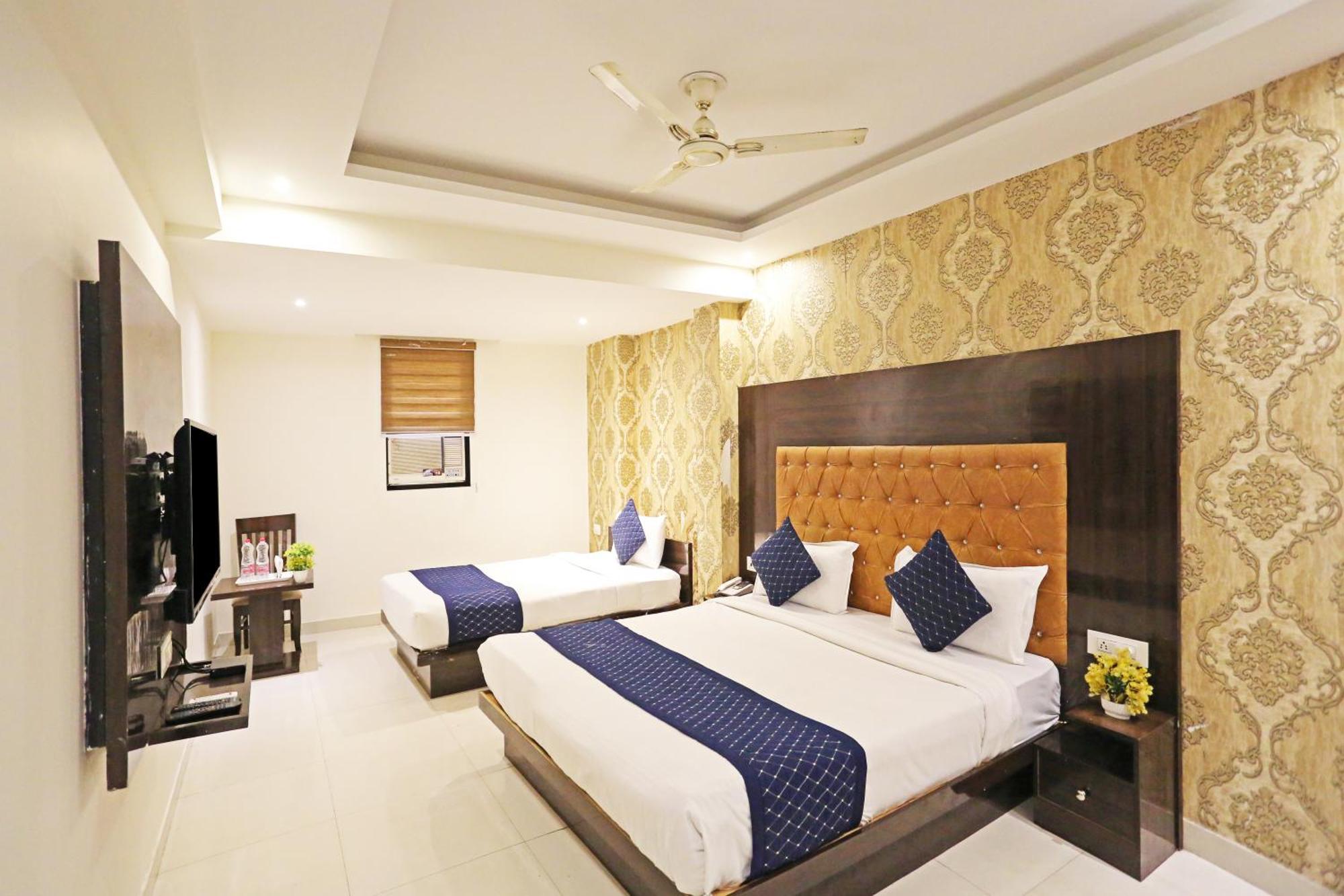 Iconic Near Delhi Airport 3*
