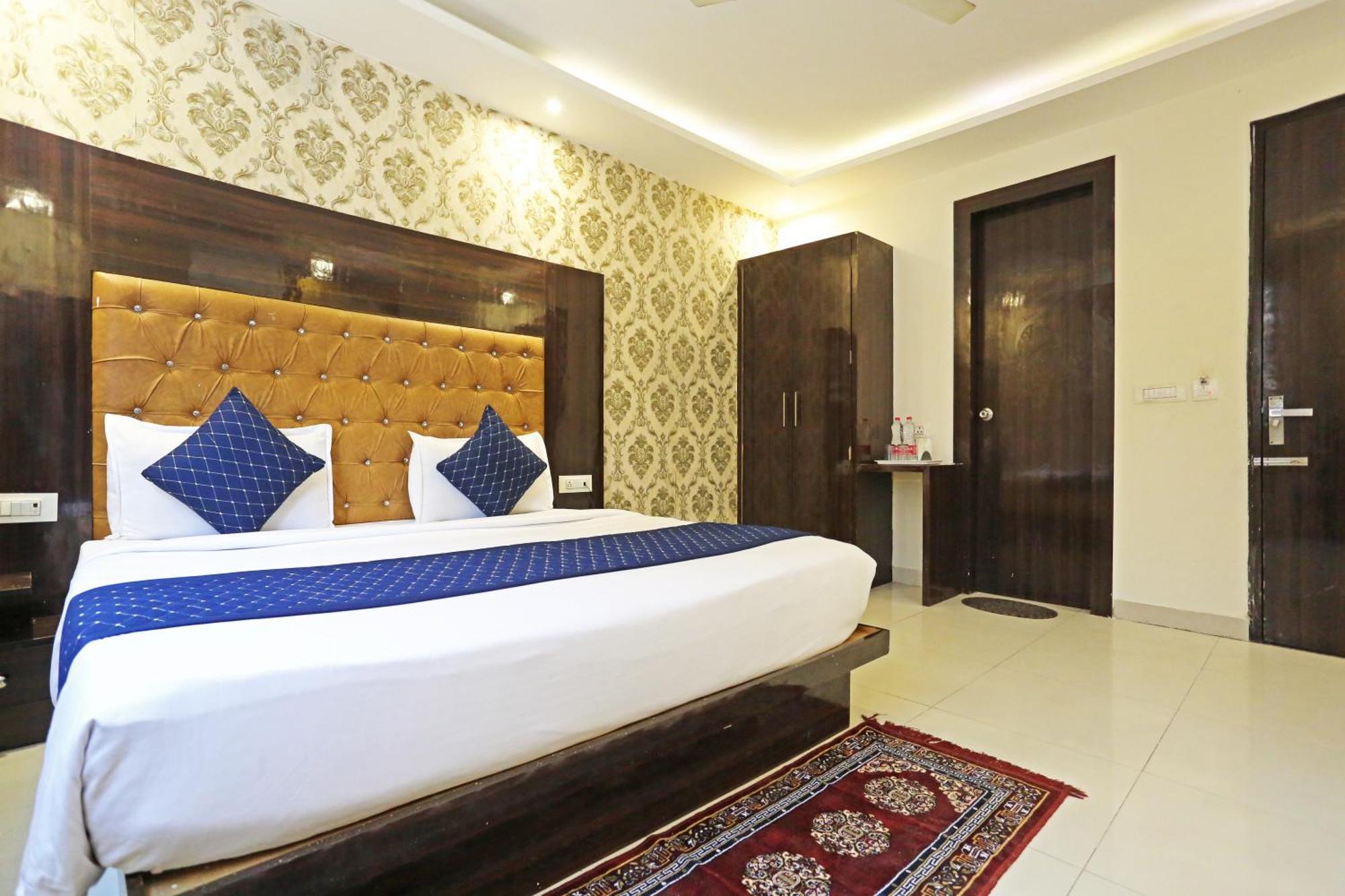 Iconic Near Delhi Airport Hotel 3*