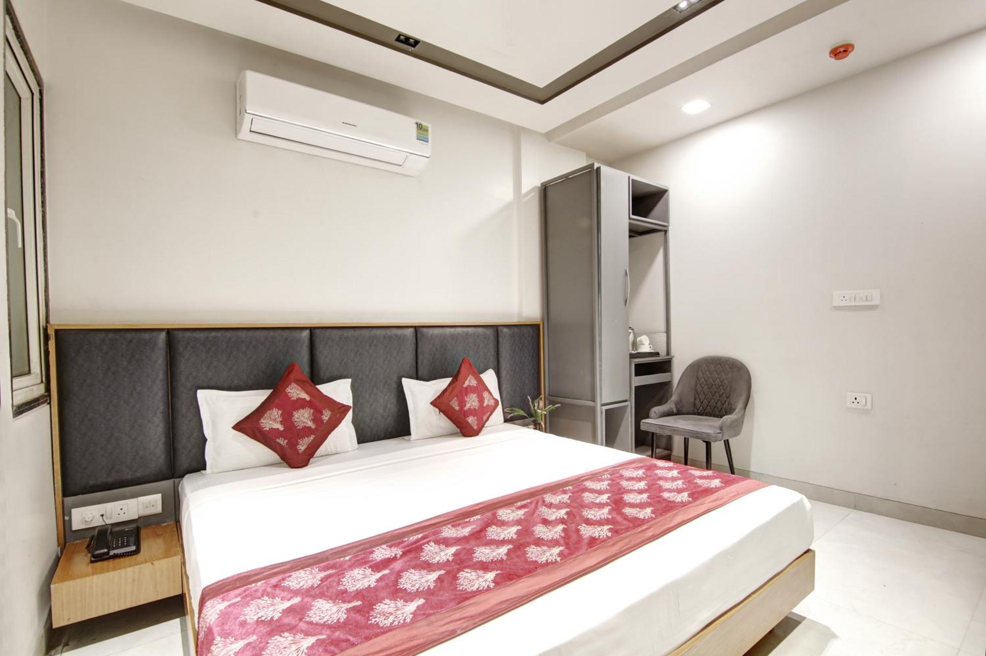 Hotel Applewood Palace - Near Delhi International Airport With - Free Airport Drop