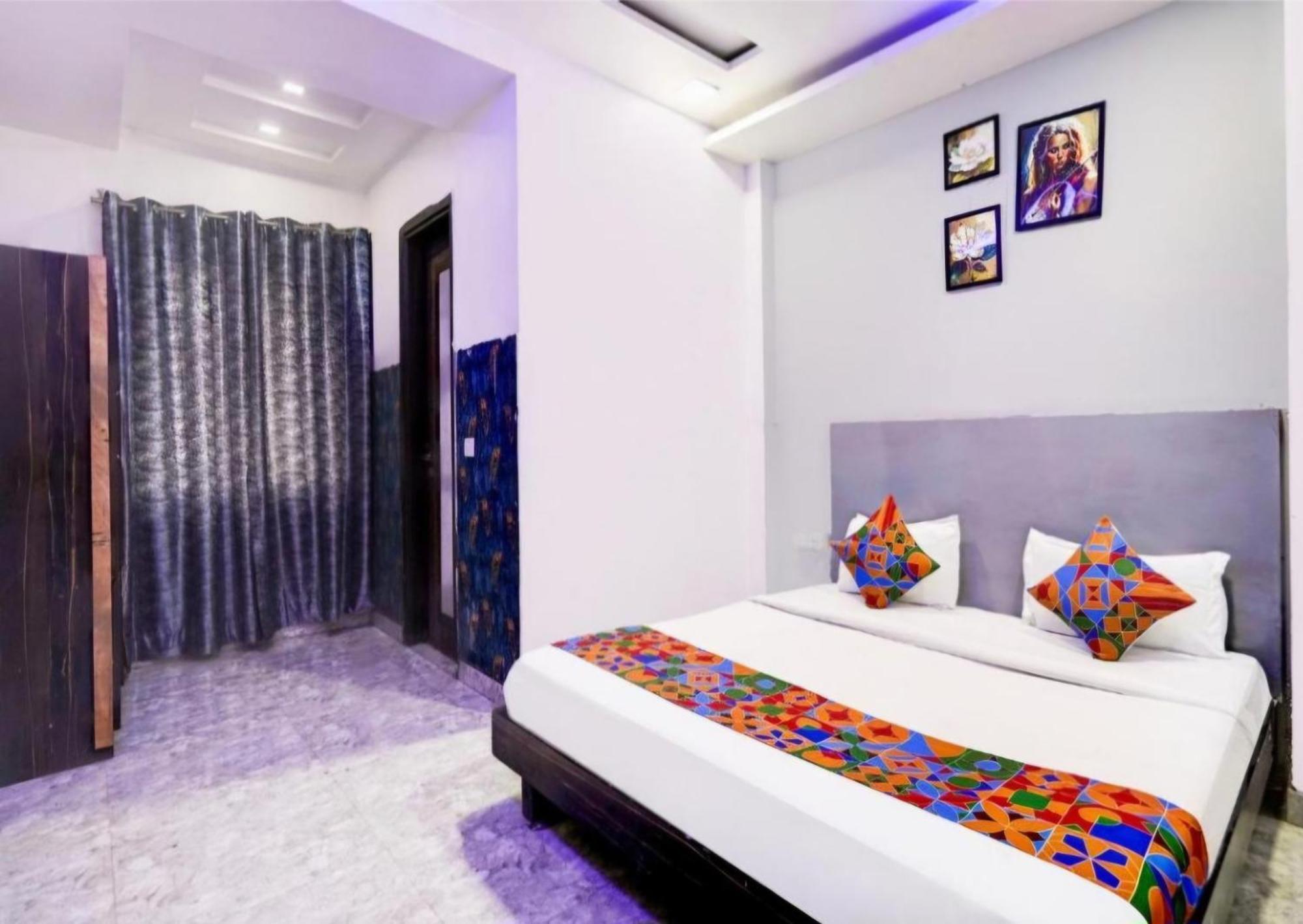 Season Grand Couple Friendly Pitampura Metro Station Hotel