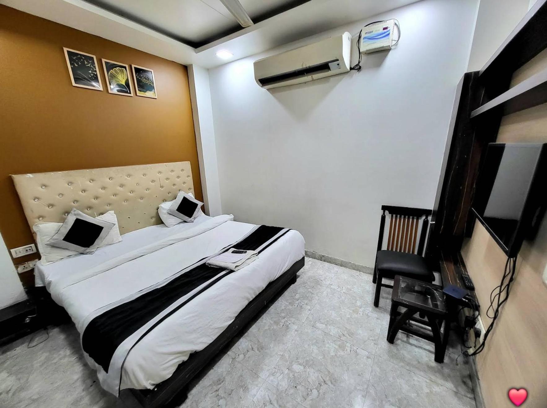 Hotel Season Grand Couple Friendly Pitampura Metro Station 3*