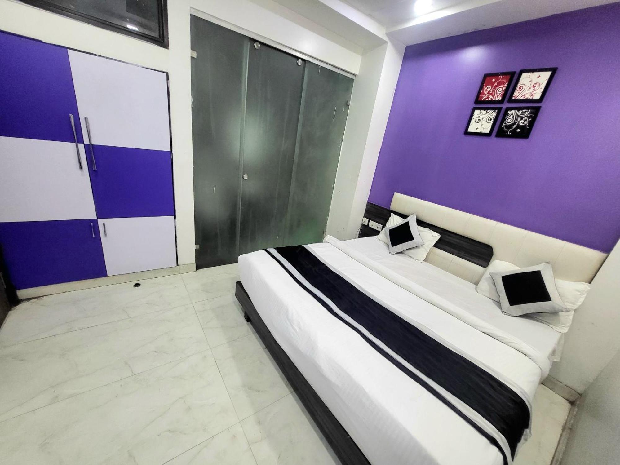 Hotel Season Grand Couple Friendly Pitampura Metro Station 3*