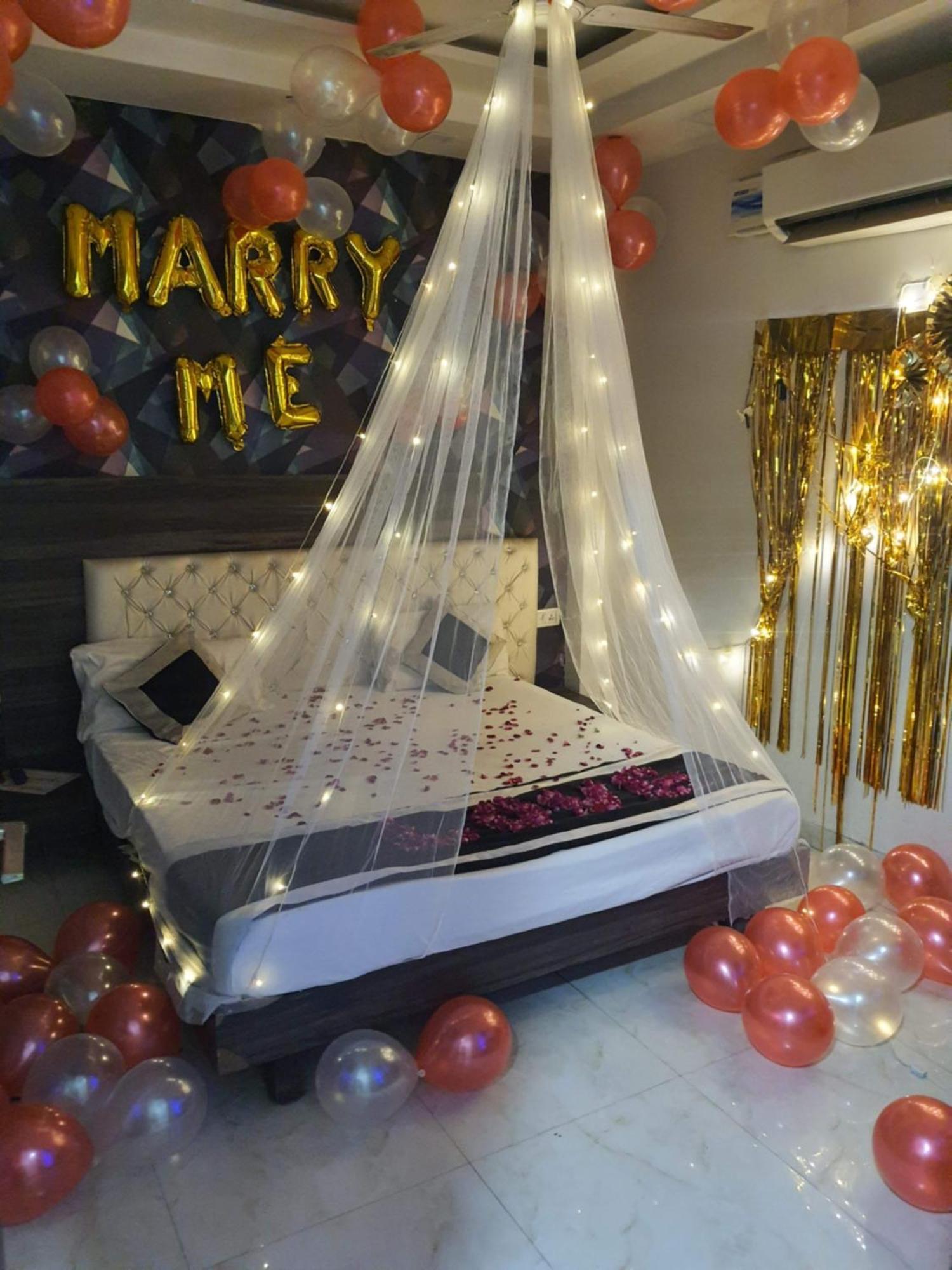 Season Grand Couple Friendly Pitampura Metro Station 3*