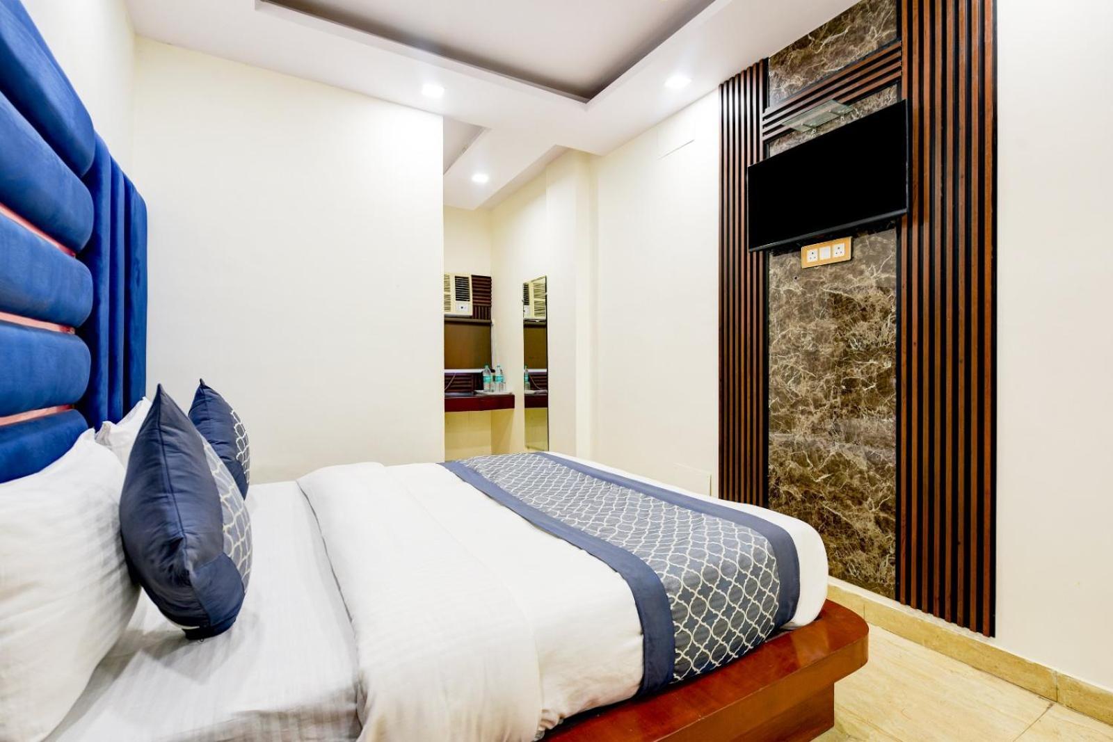 Vedant Deluxe By Singh Residency * Nova Deli