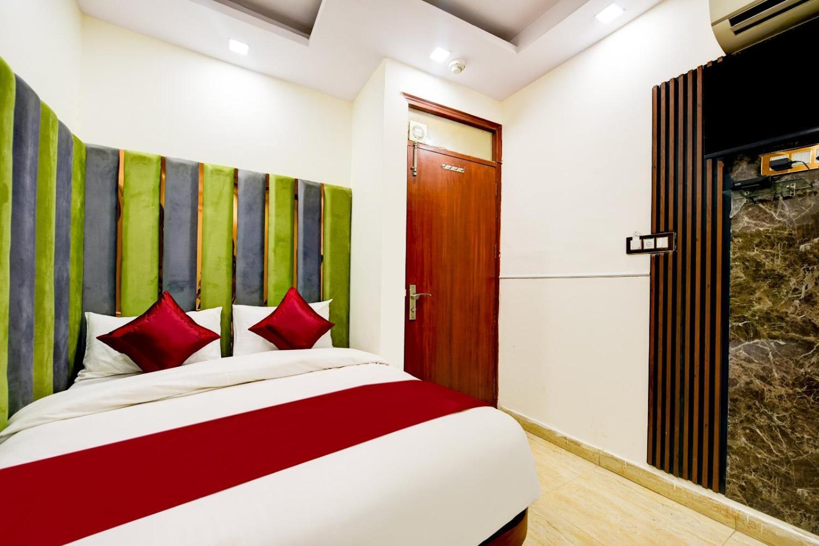 Vedant Deluxe By Singh Residency * Nova Deli