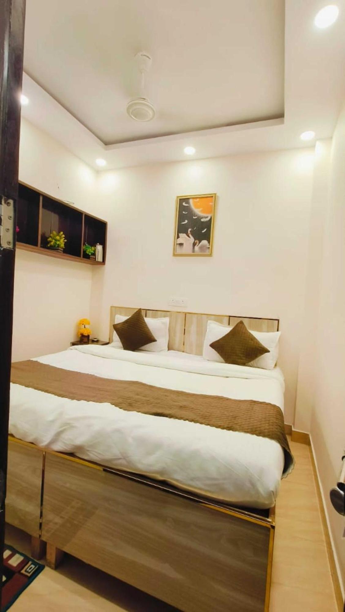 Cr Residency -near Chanakyapuri Embassy Area 4*