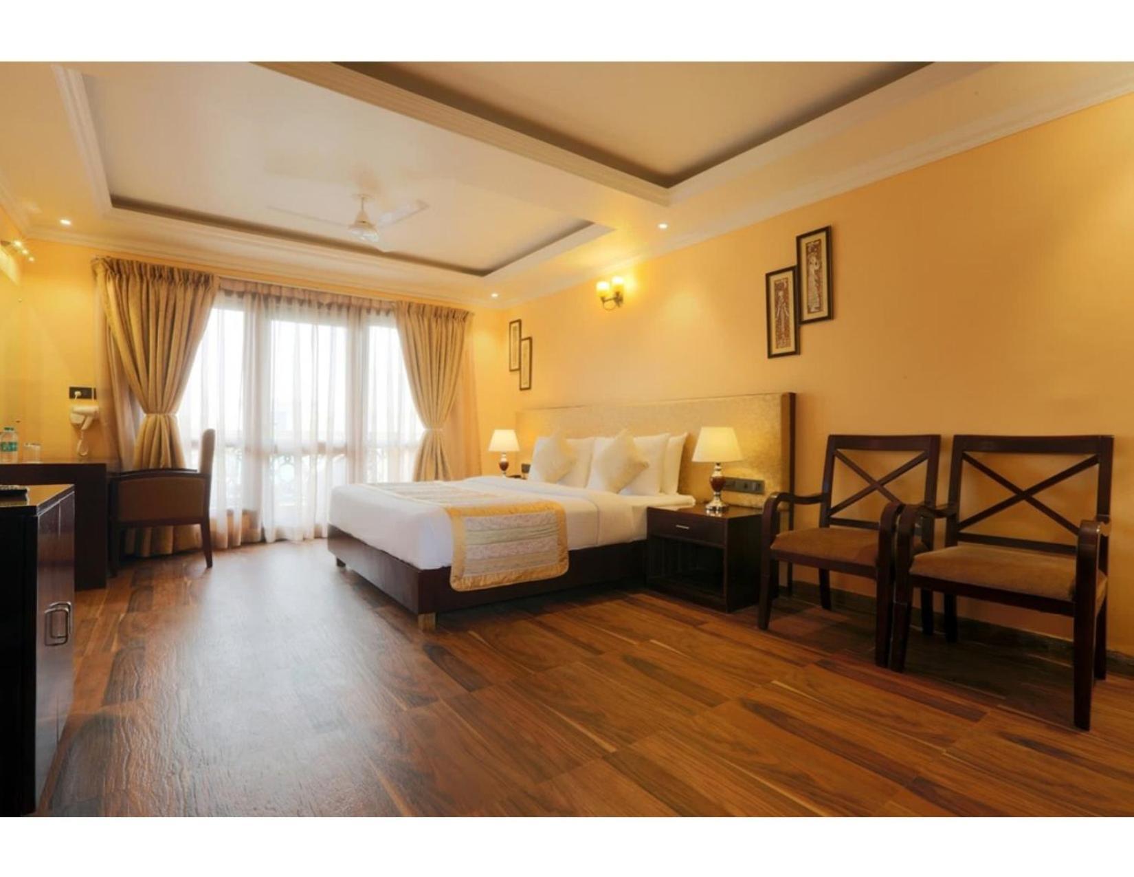 Hotel Oxmo Delhi Airport With Free Airport Transsfer 4*