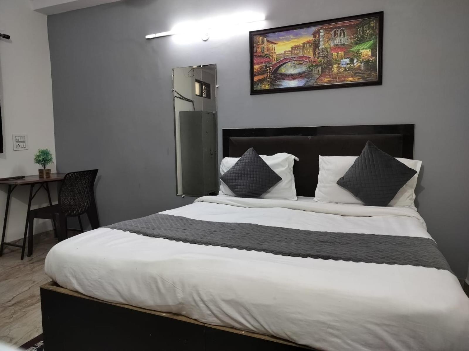 Cr Residency -near Chanakyapuri Embassy Area Hotel 4*