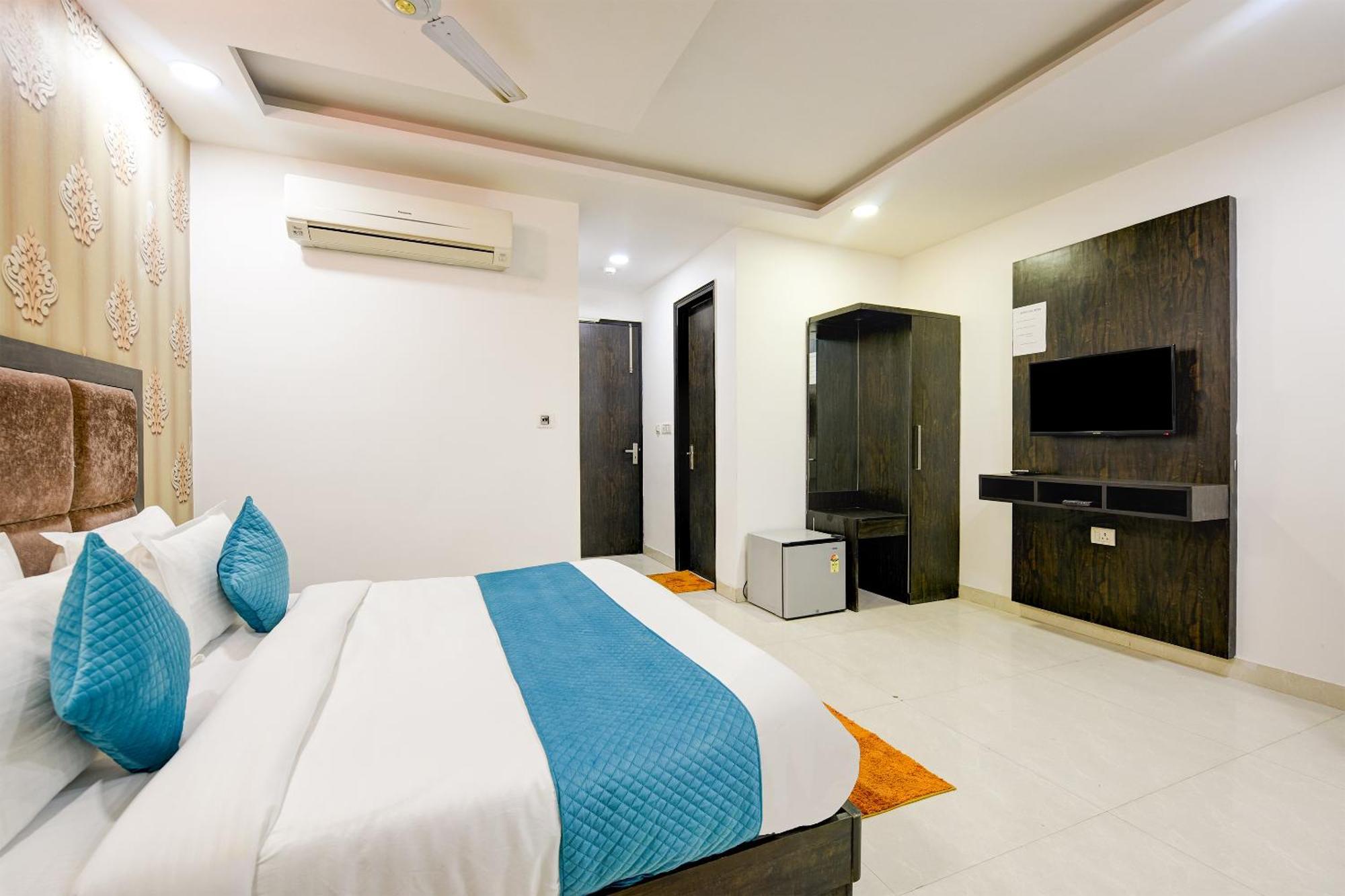 Hotel Bellwood Near Delhi Airport 4*