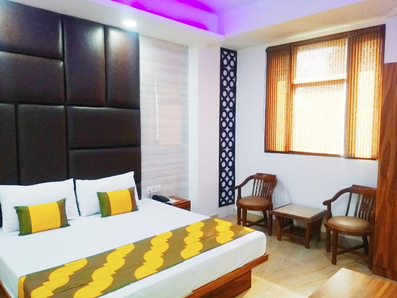 Spb 87 Near Karol Bagh Metro Station 3*