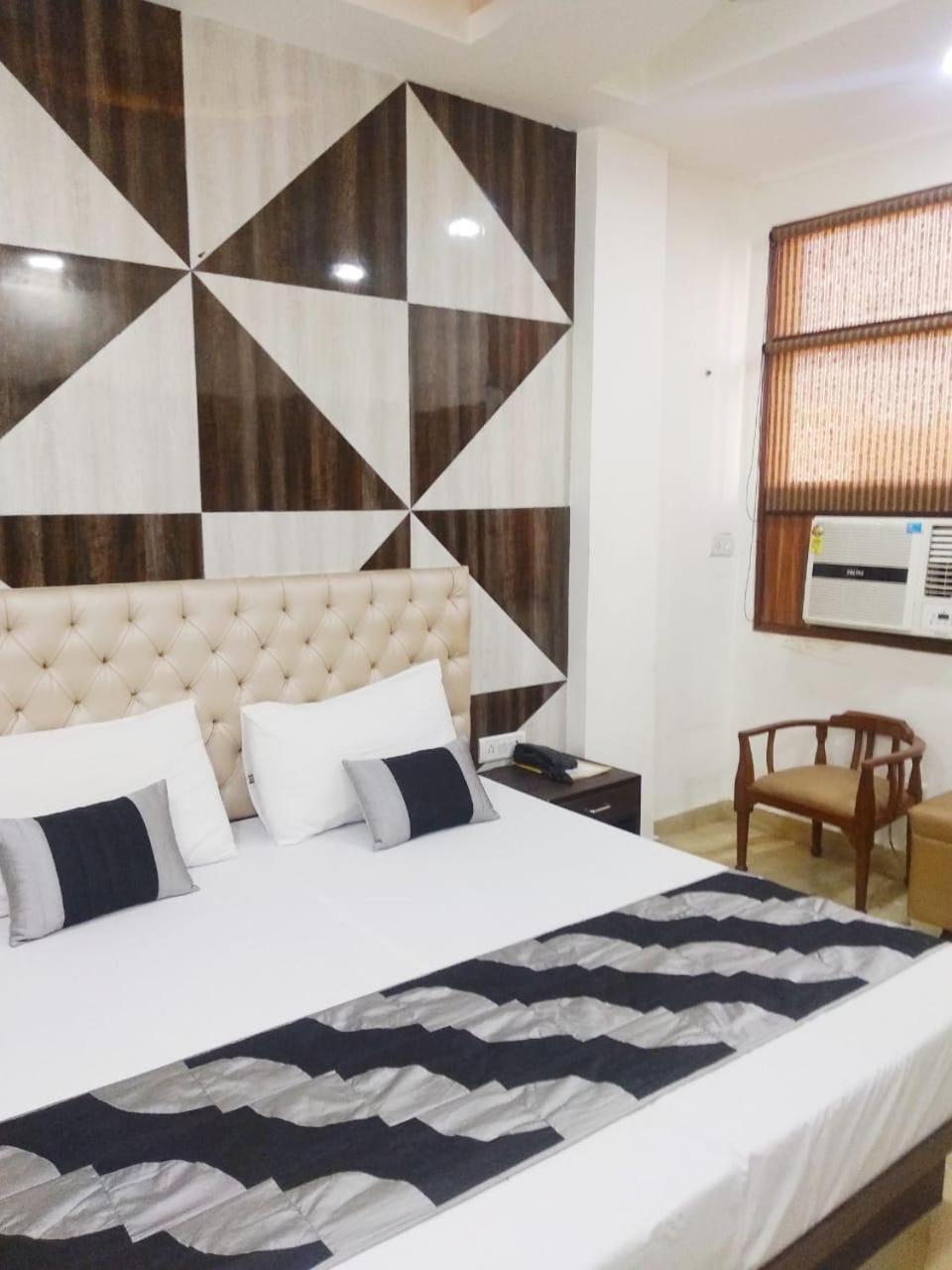 Hotel Spb 87 Near Karol Bagh Metro Station 3*
