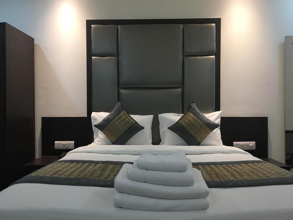 Spb 87 Near Karol Bagh Metro Station 3*