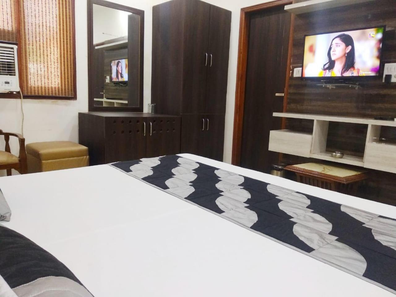 Spb 87 Near Karol Bagh Metro Station