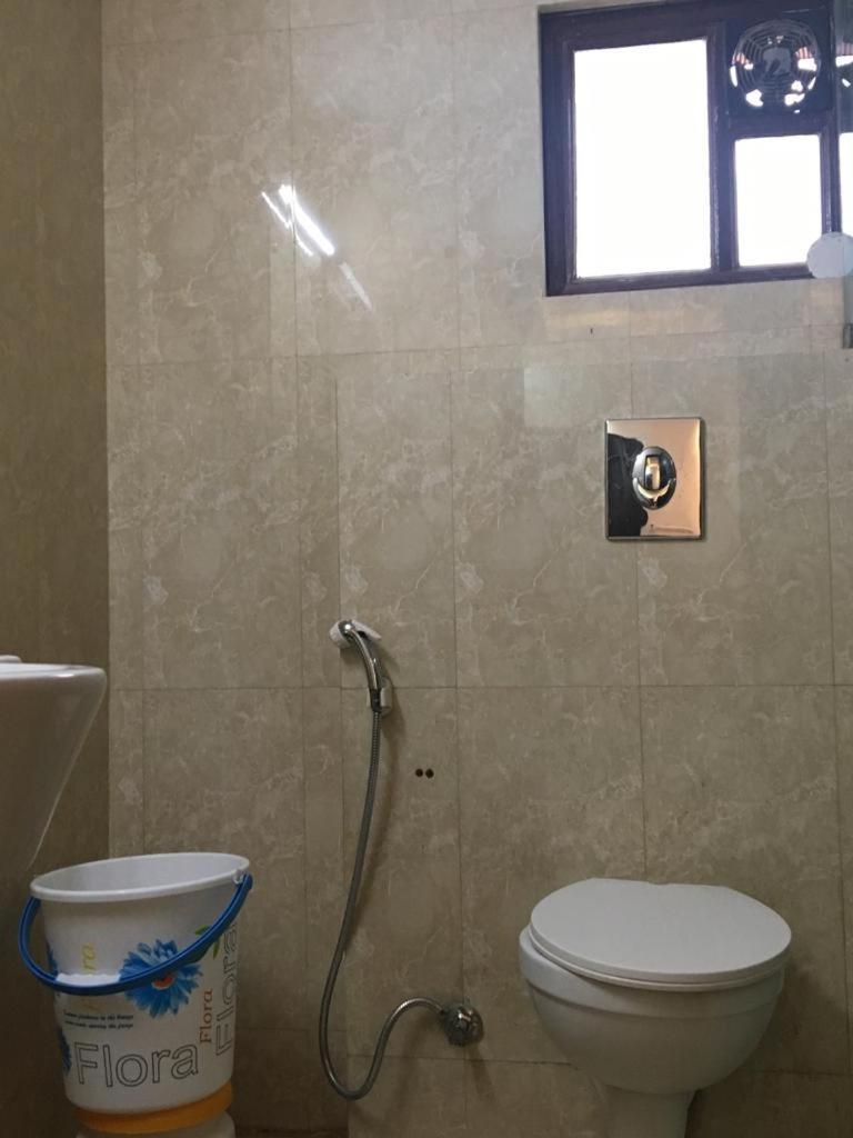 Spb 87 Near Karol Bagh Metro Station 3*