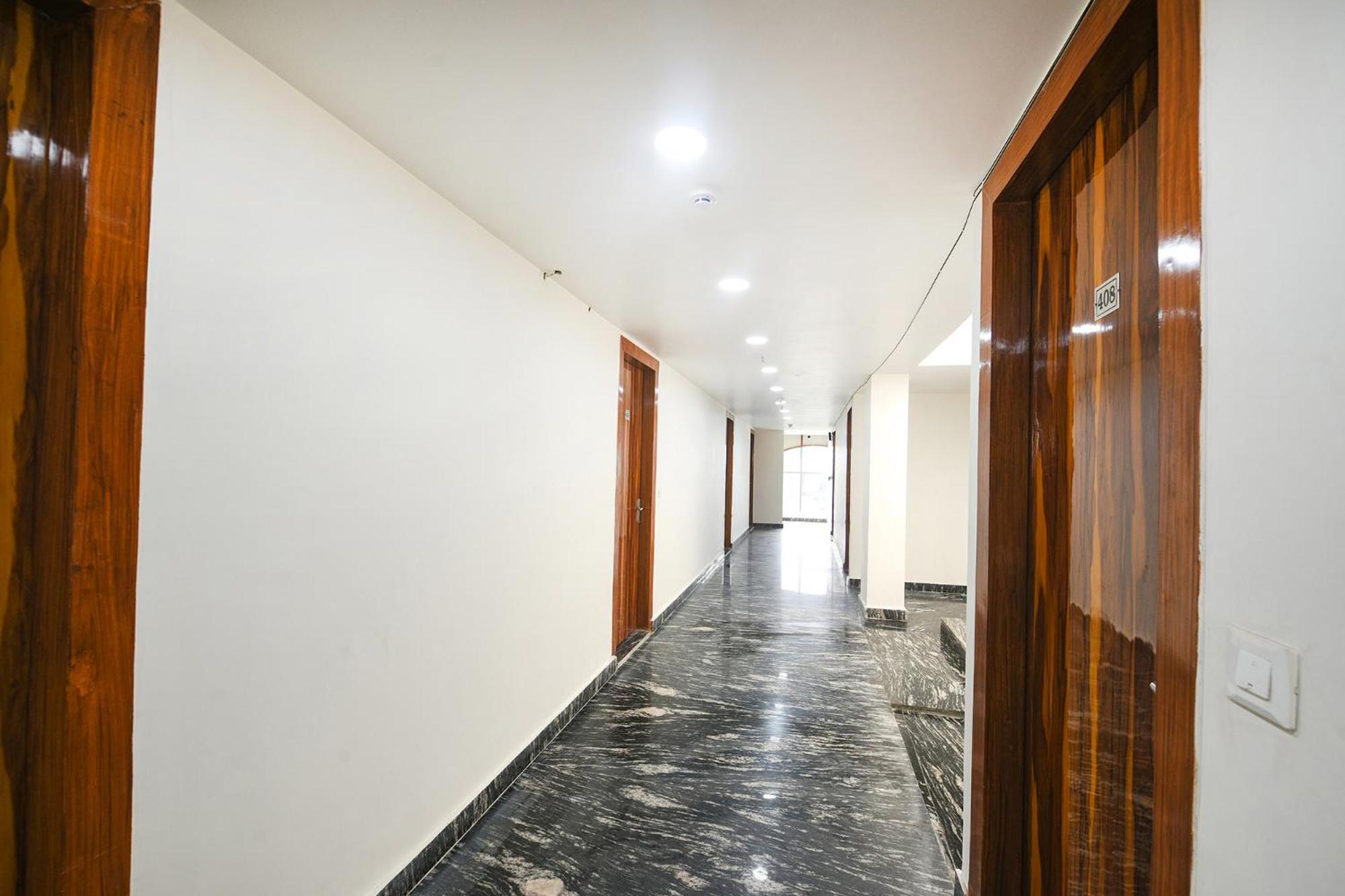 Hotel Fabhotel Mona Continental - Nr Laxmi Nagar It Hub 3*