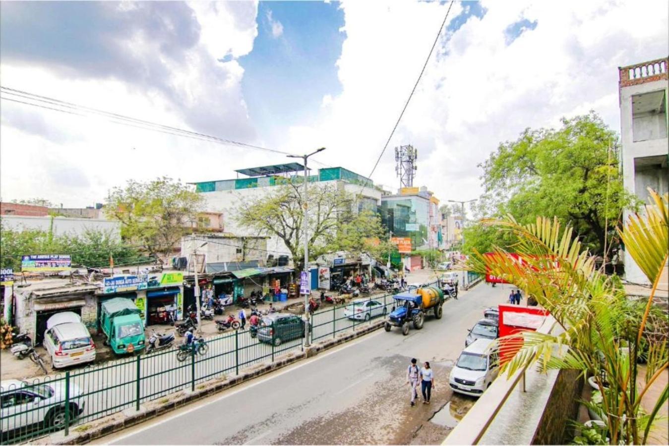 Hotel Divine Residency By Jmd Group Near Yashobhoomi & Delhi Igi Airport