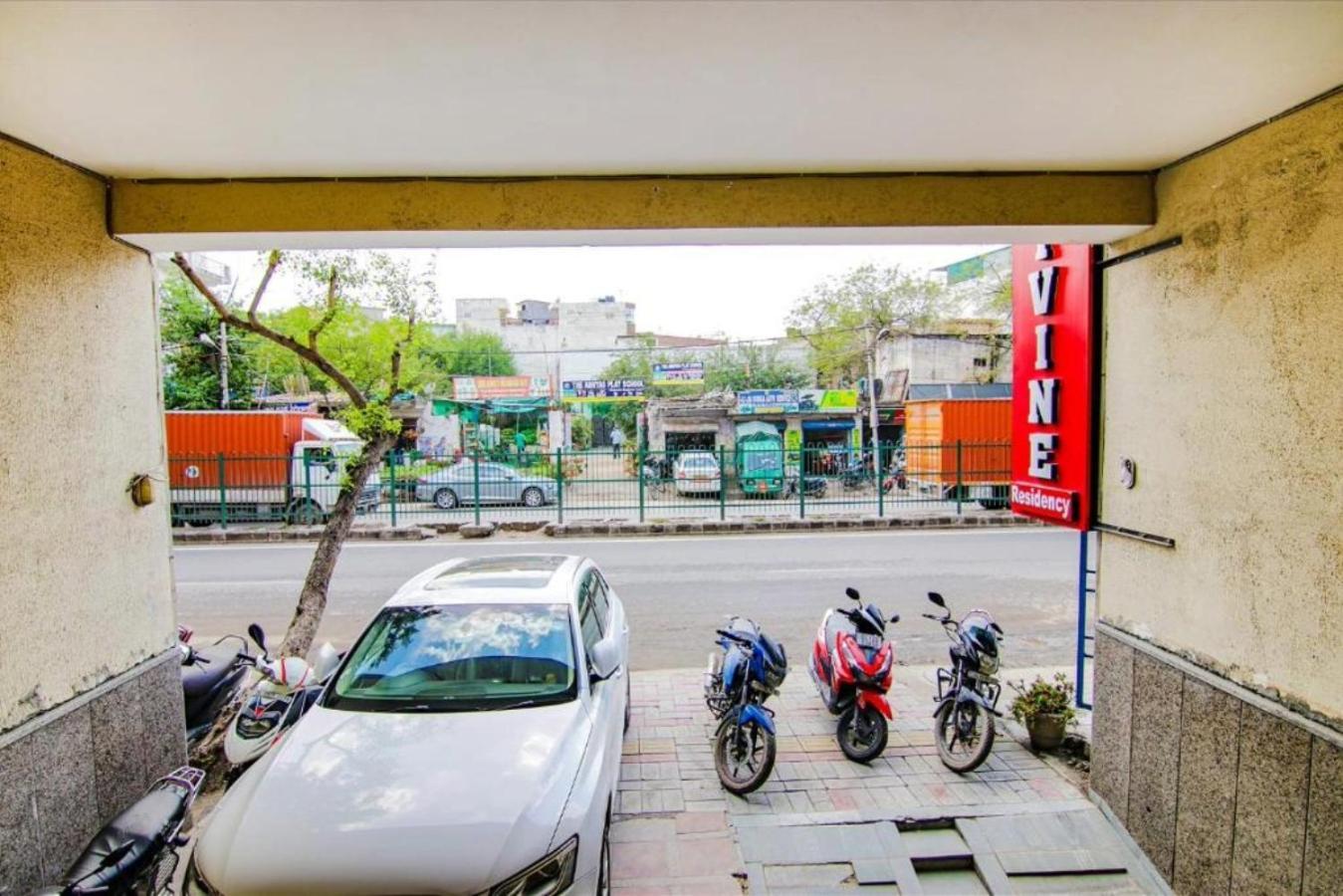Hotel Divine Residency By Jmd Group Near Yashobhoomi & Delhi Igi Airport 3*