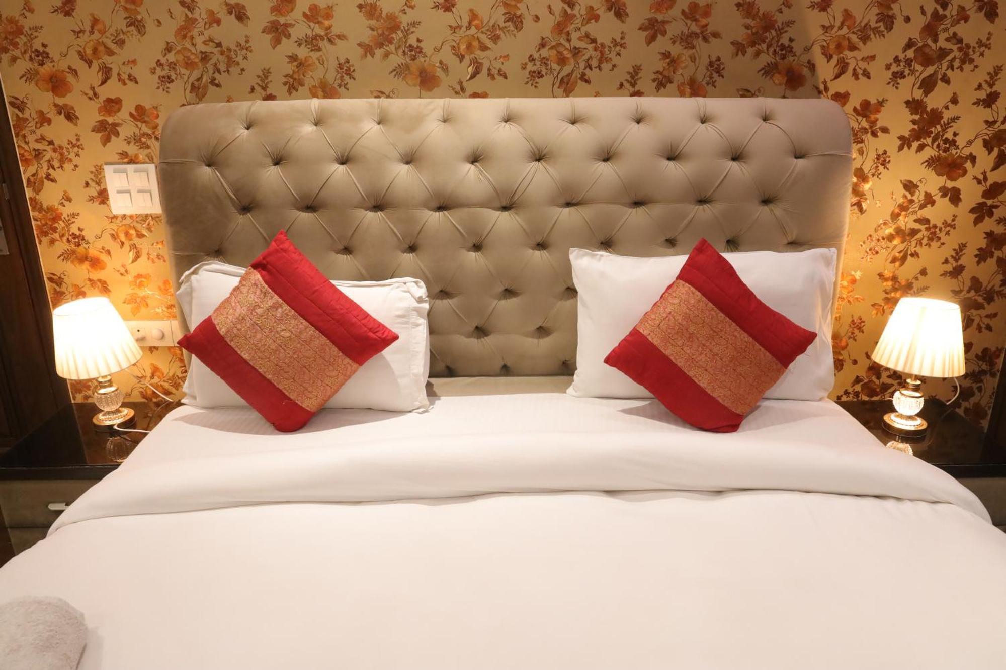 Apartment Fortune Service 3bhk,j-223 Saket