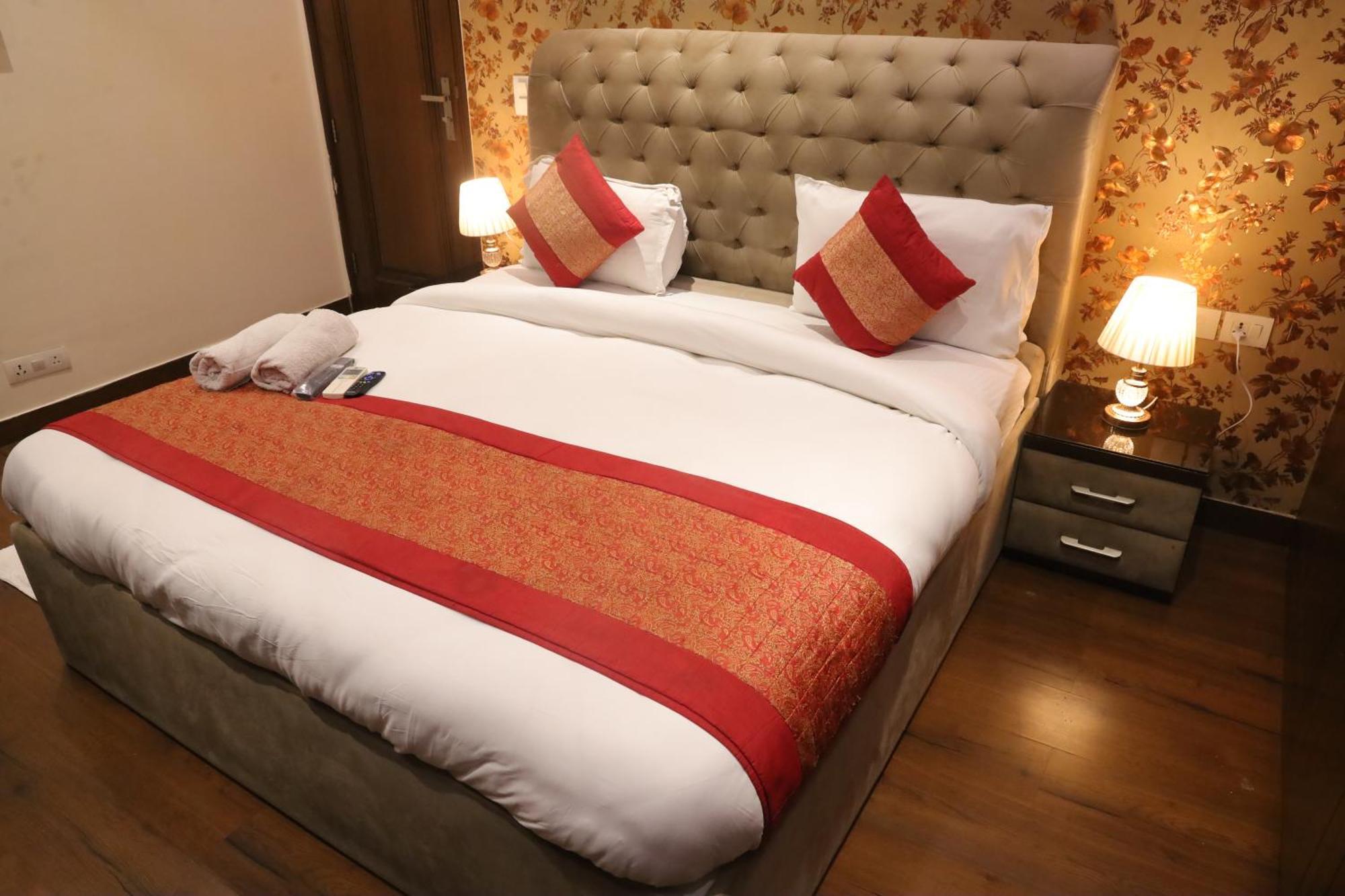 Fortune Service 3bhk,j-223 Saket * New Delhi