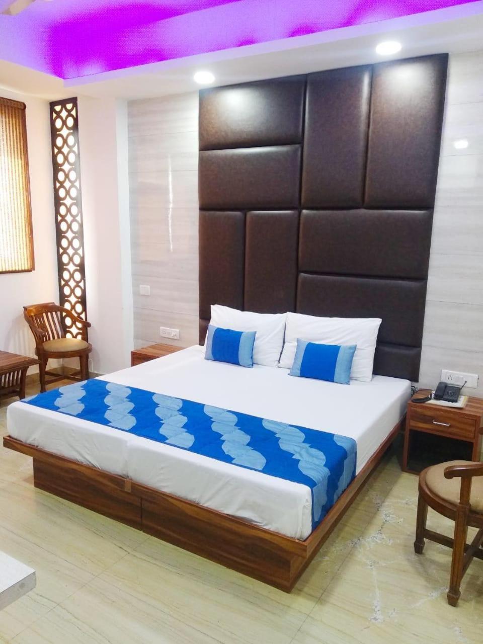 Spb 87 Near Karol Bagh Metro Station 3*