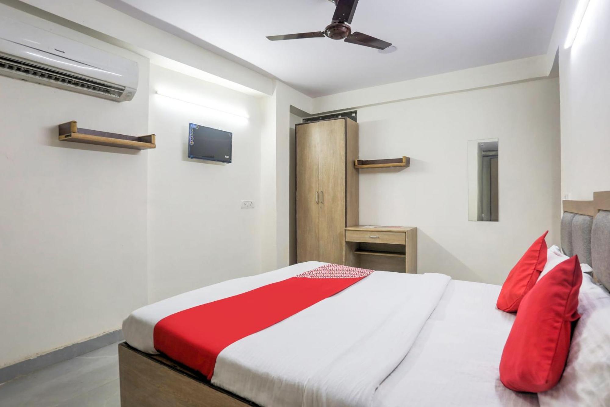 O 77674 White 4* Delhi (National Capital Territory of India)