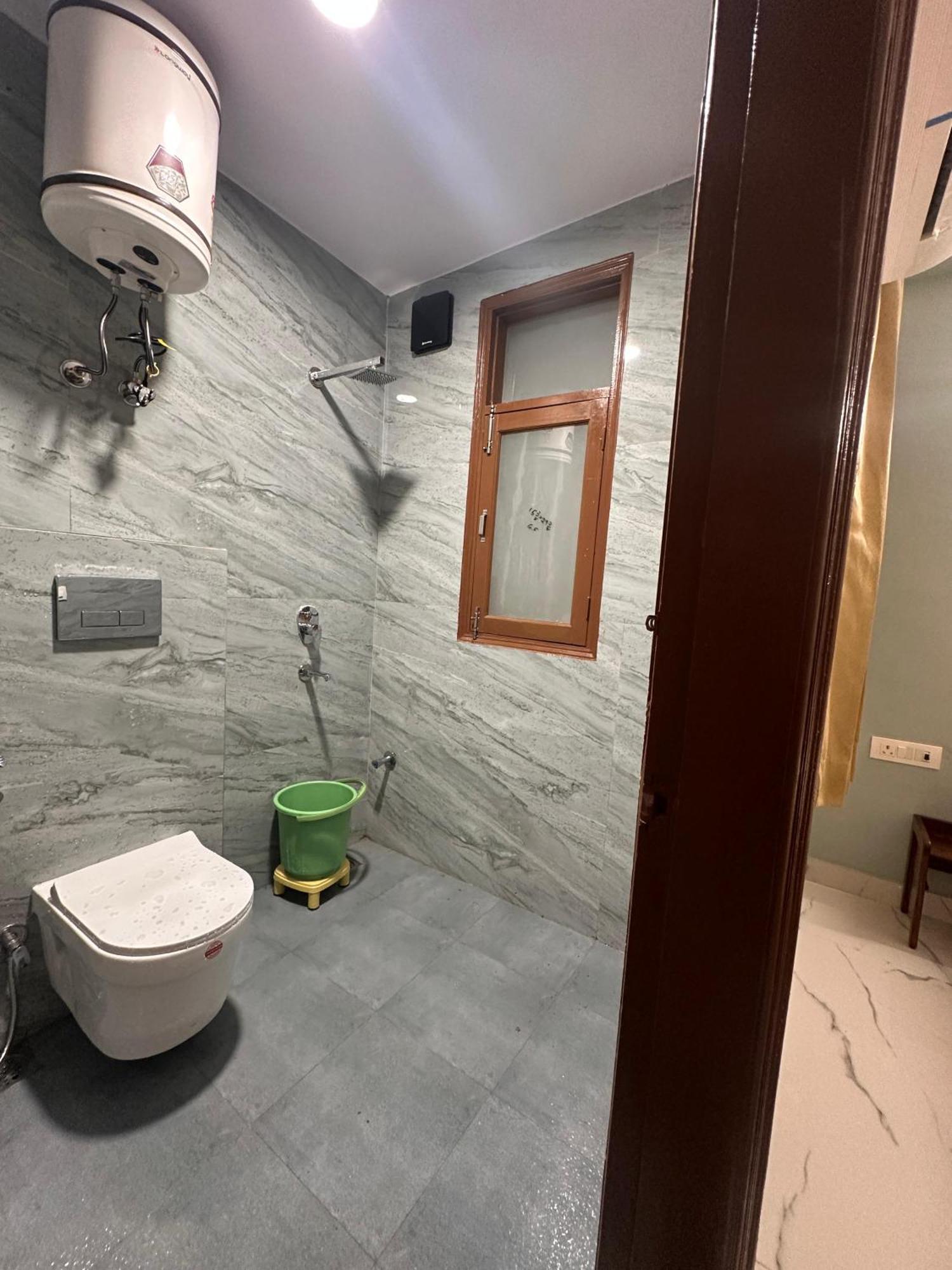 Apartment The Raveesh E20 2bhk *