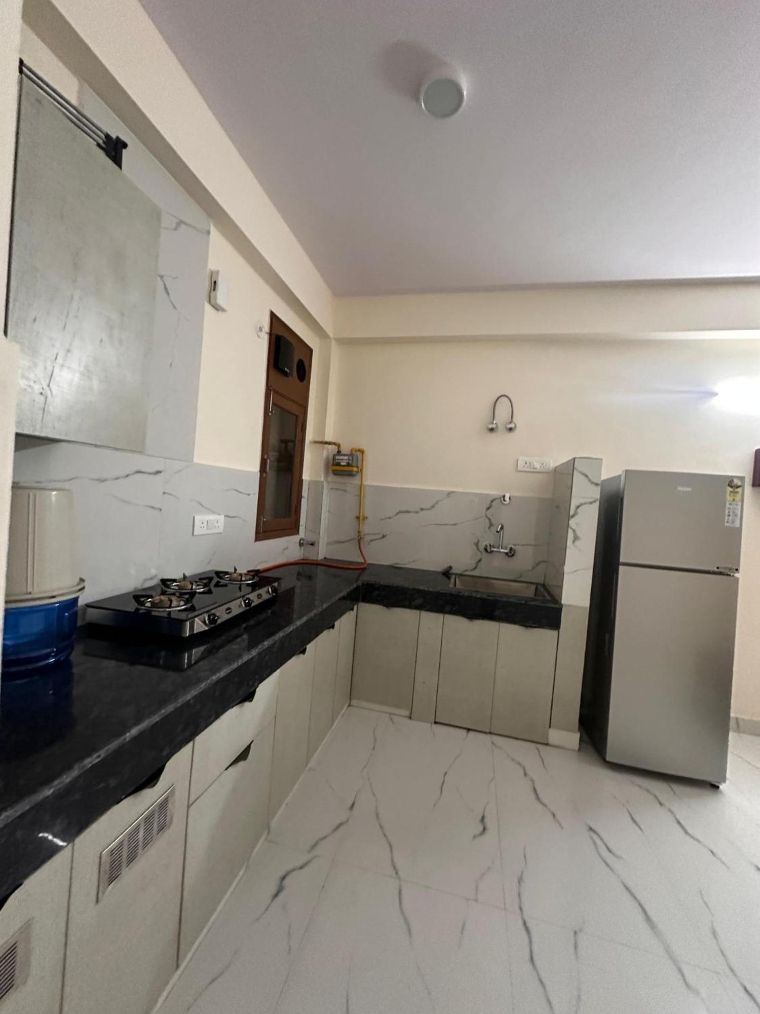 Apartment The Raveesh E20 2bhk *