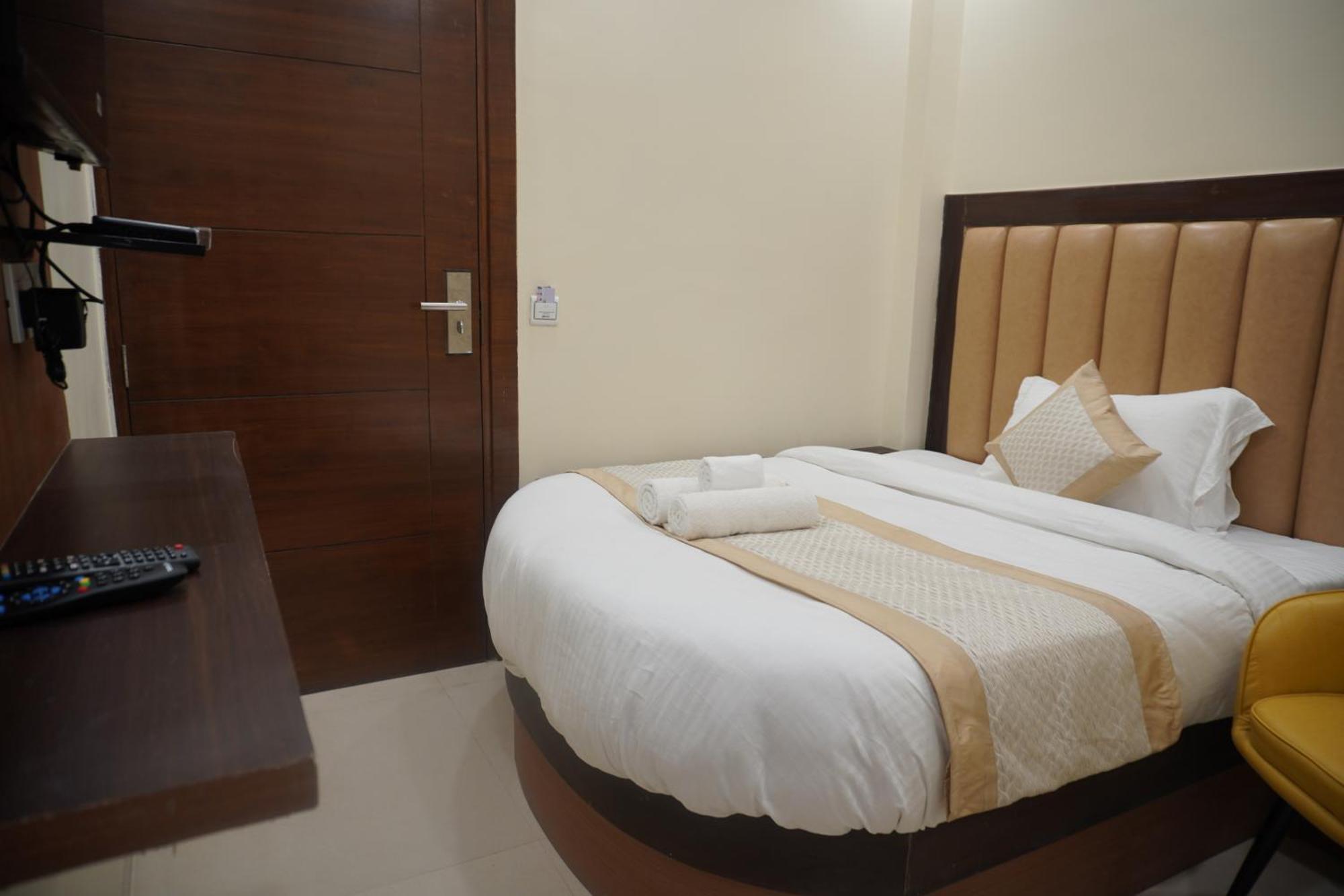 Royal Rosette With Free Wi-fi Near Railway Station Hotel