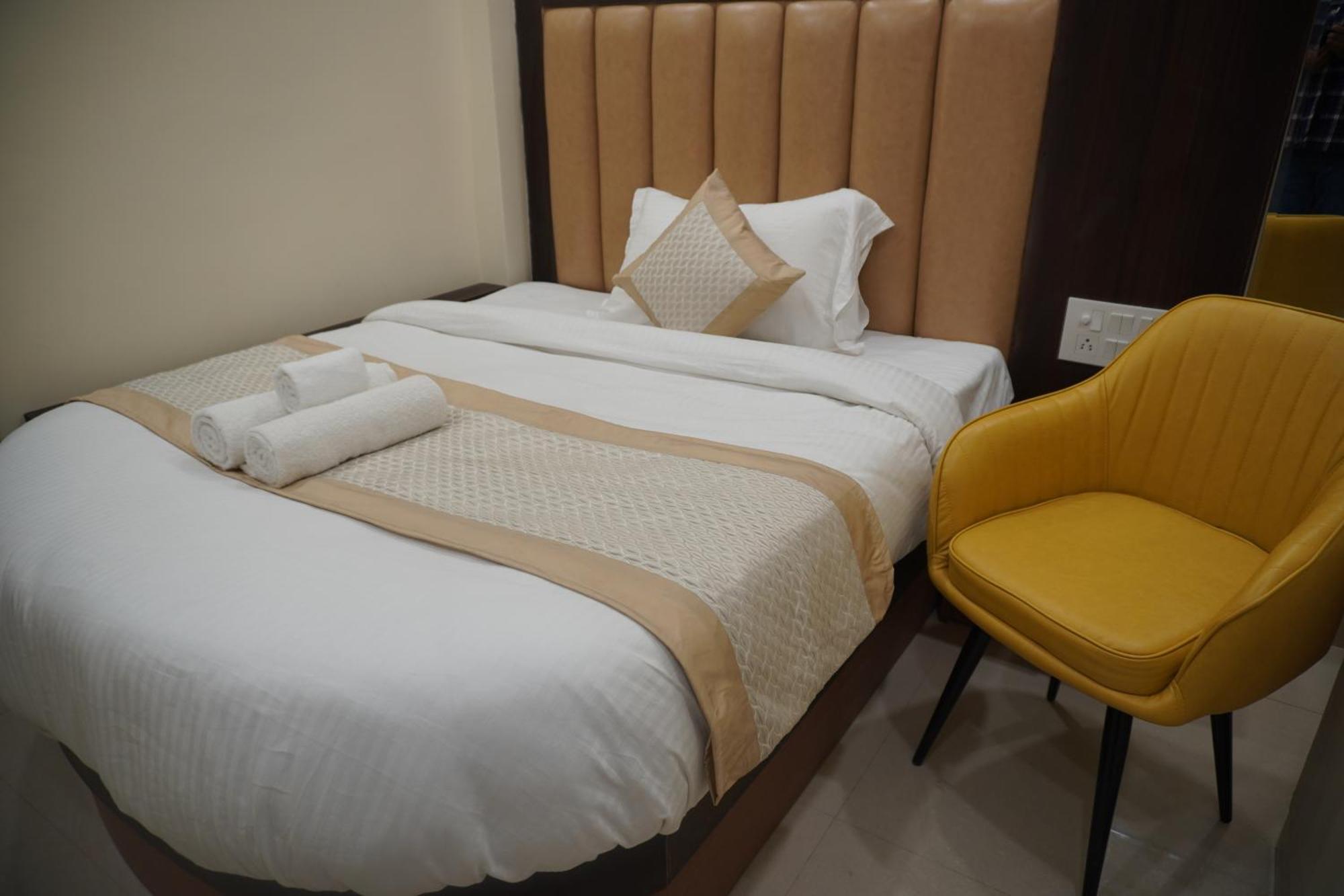 Royal Rosette With Free Wi-fi Near Railway Station Hotel 4*