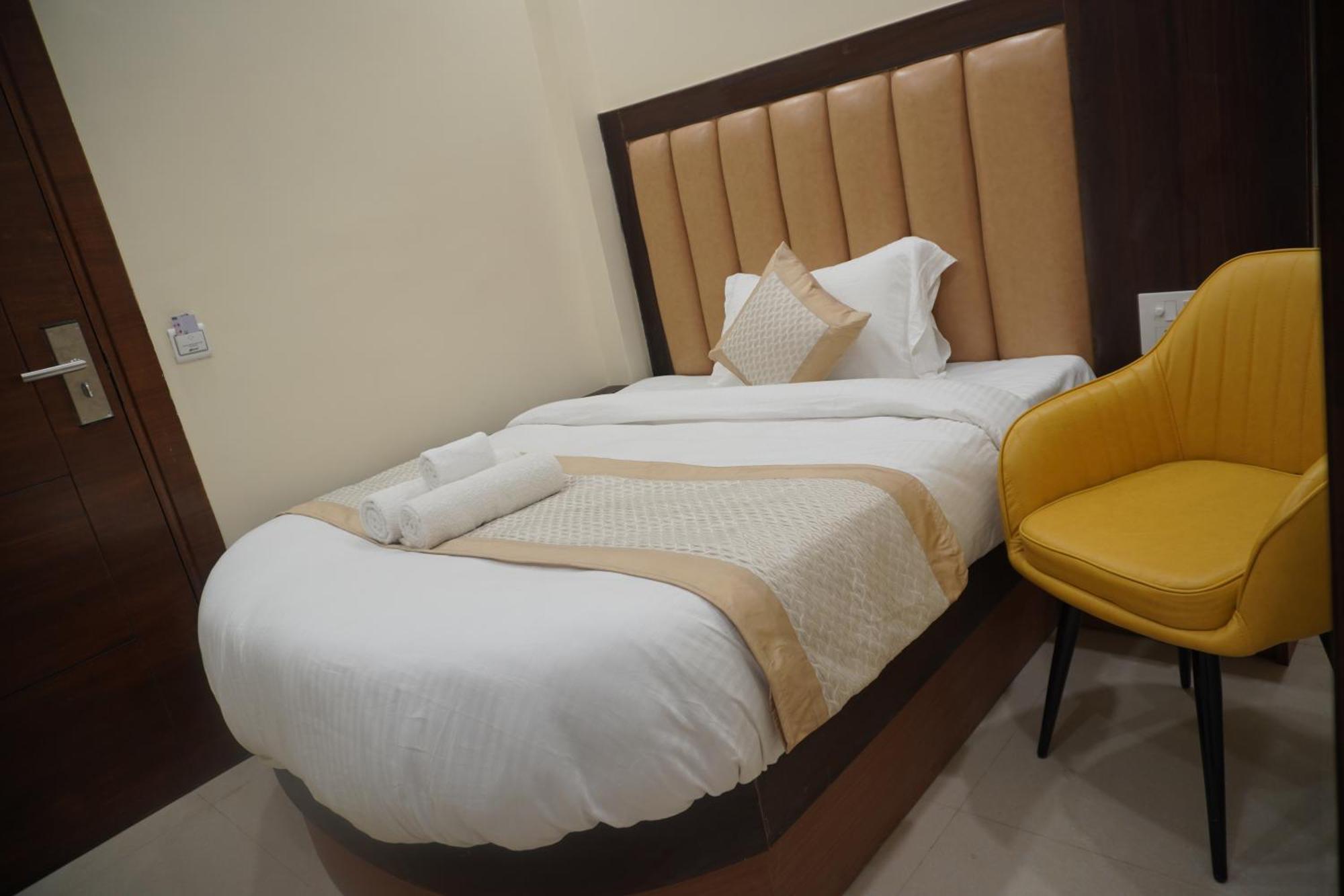 Royal Rosette With Free Wi-fi Near Railway Station Hotel