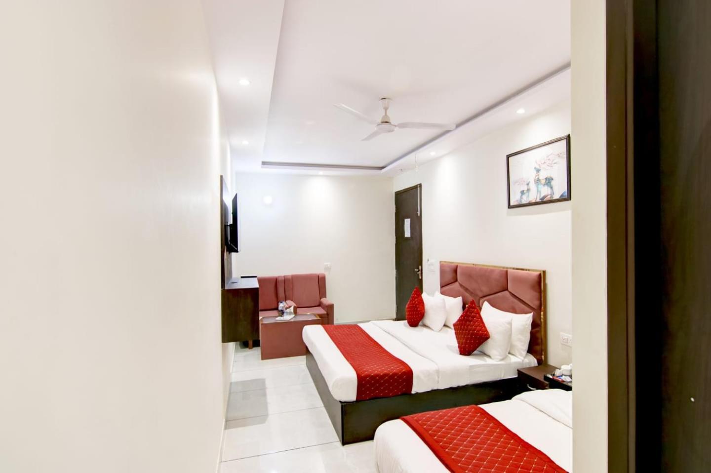 Hotel De Hocks Deluxe - Railway Station 4*