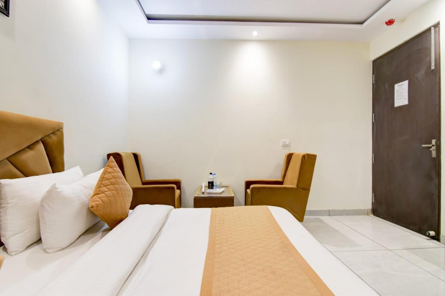 Hotel De Hocks Deluxe - Railway Station 4*