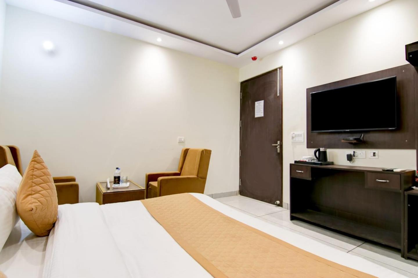 Hotel De Hocks Deluxe - Railway Station 4*