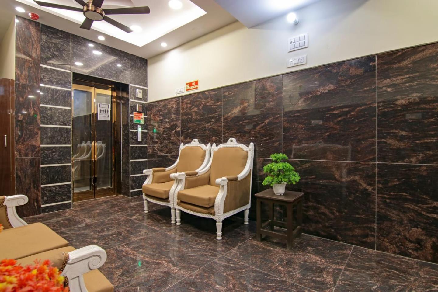 Hotel De Hocks Deluxe - Railway Station 4*