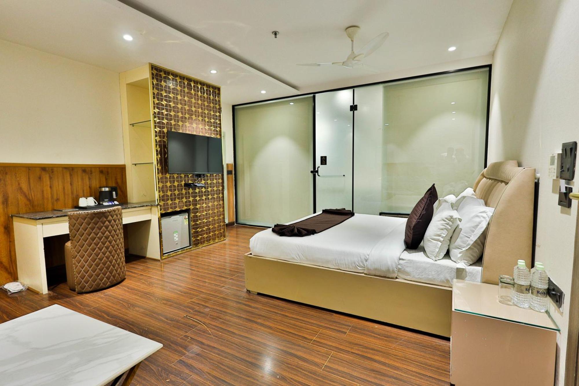 Clay Hotels, Paschim Vihar *