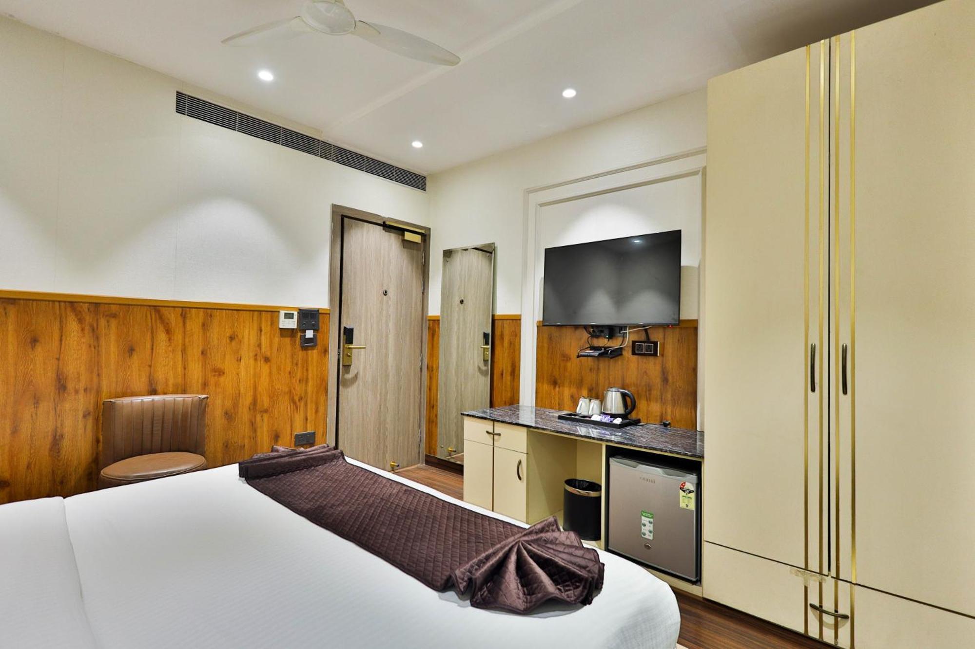 Clay Hotels, Paschim Vihar *