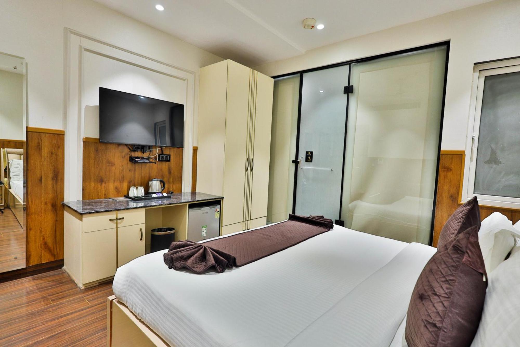 Hotel Clay Hotels, Paschim Vihar