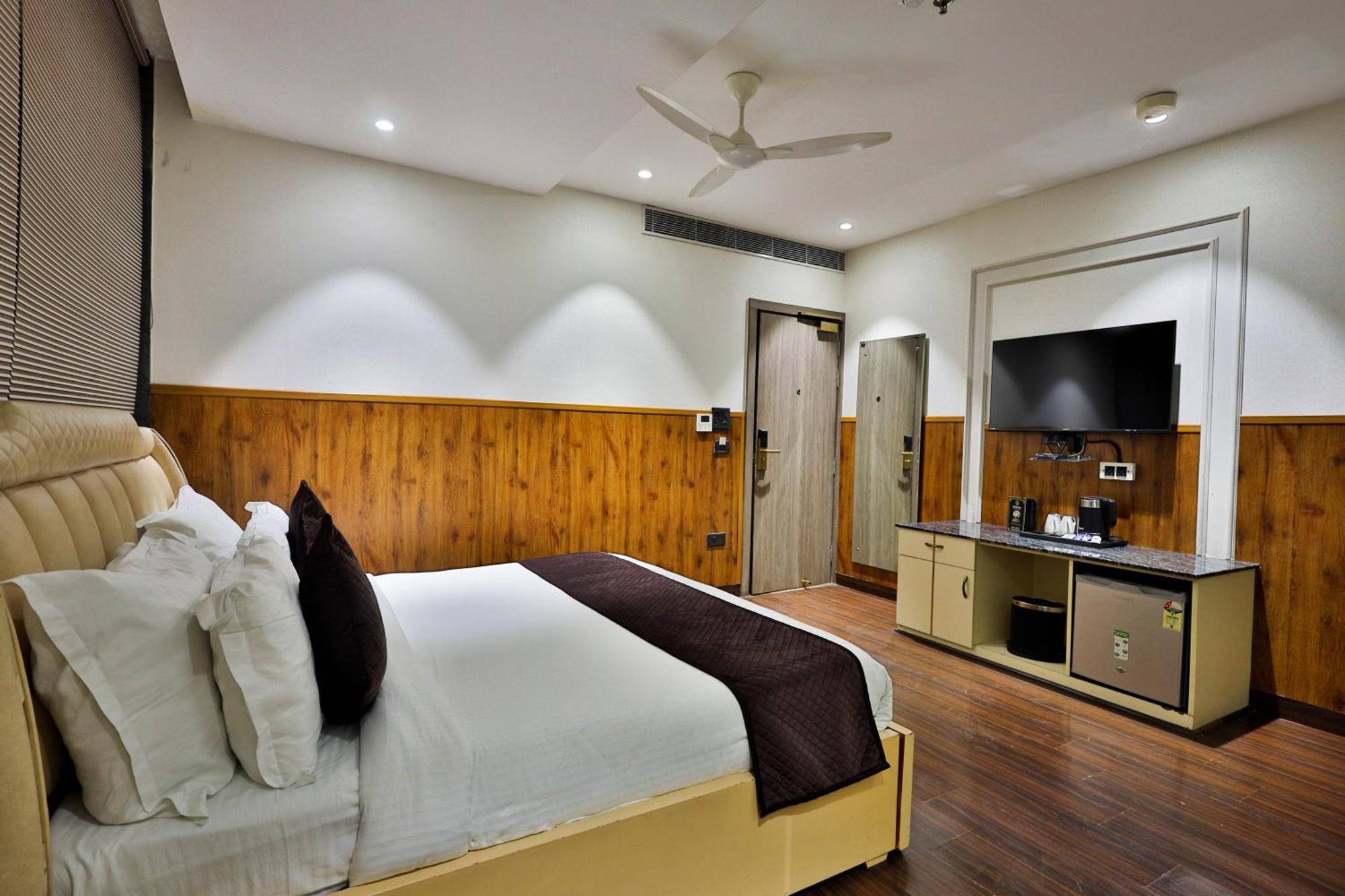 Hotel Clay Hotels, Paschim Vihar Delhi (National Capital Territory of India)