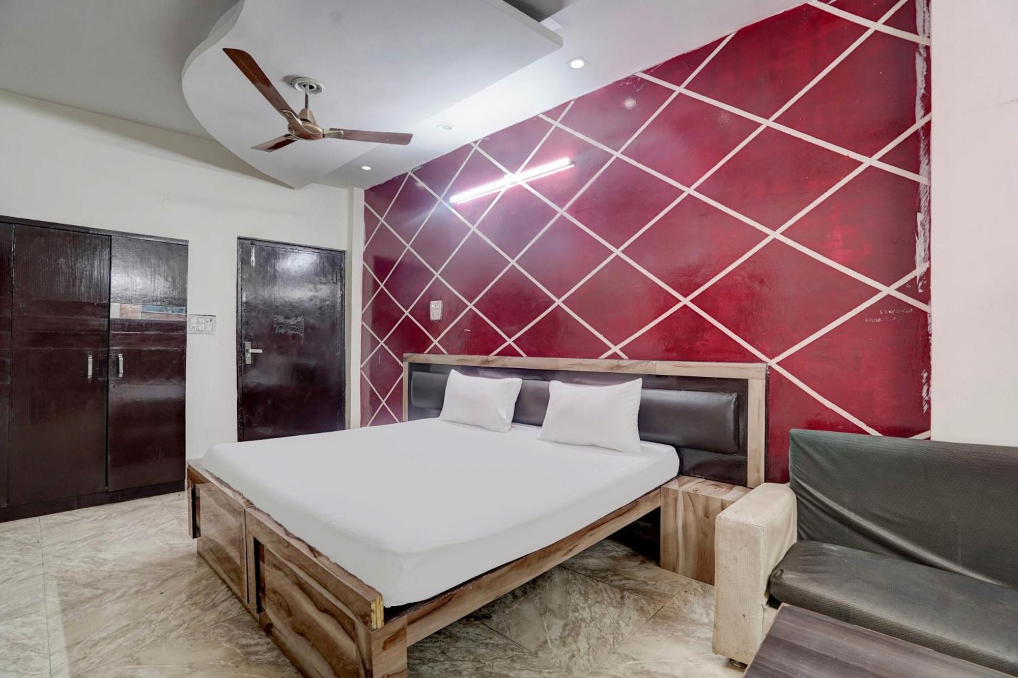 Hotel O 82304 Travel