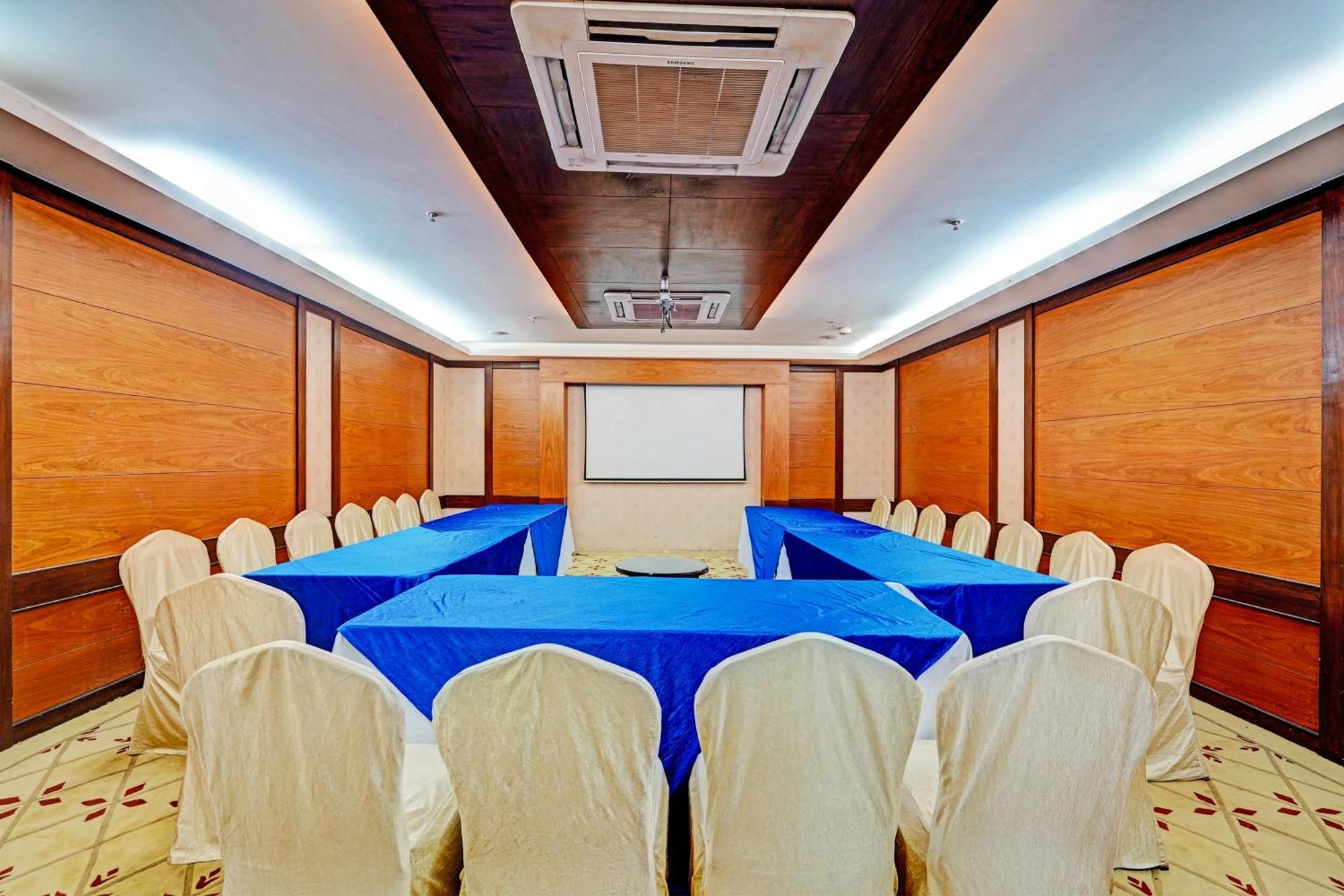 Hotel The Frist Collection New Delhi