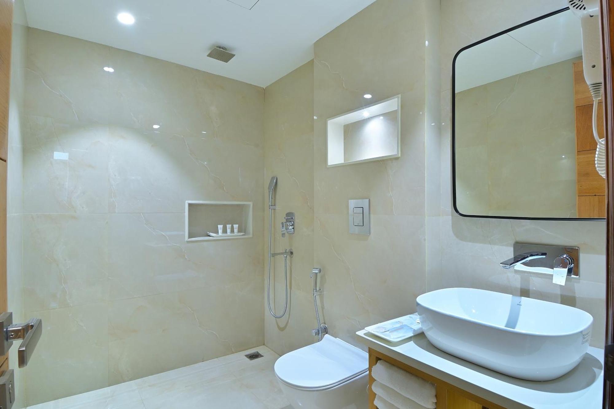Shandon-2 Mins From Connaught Place Hotel 4*