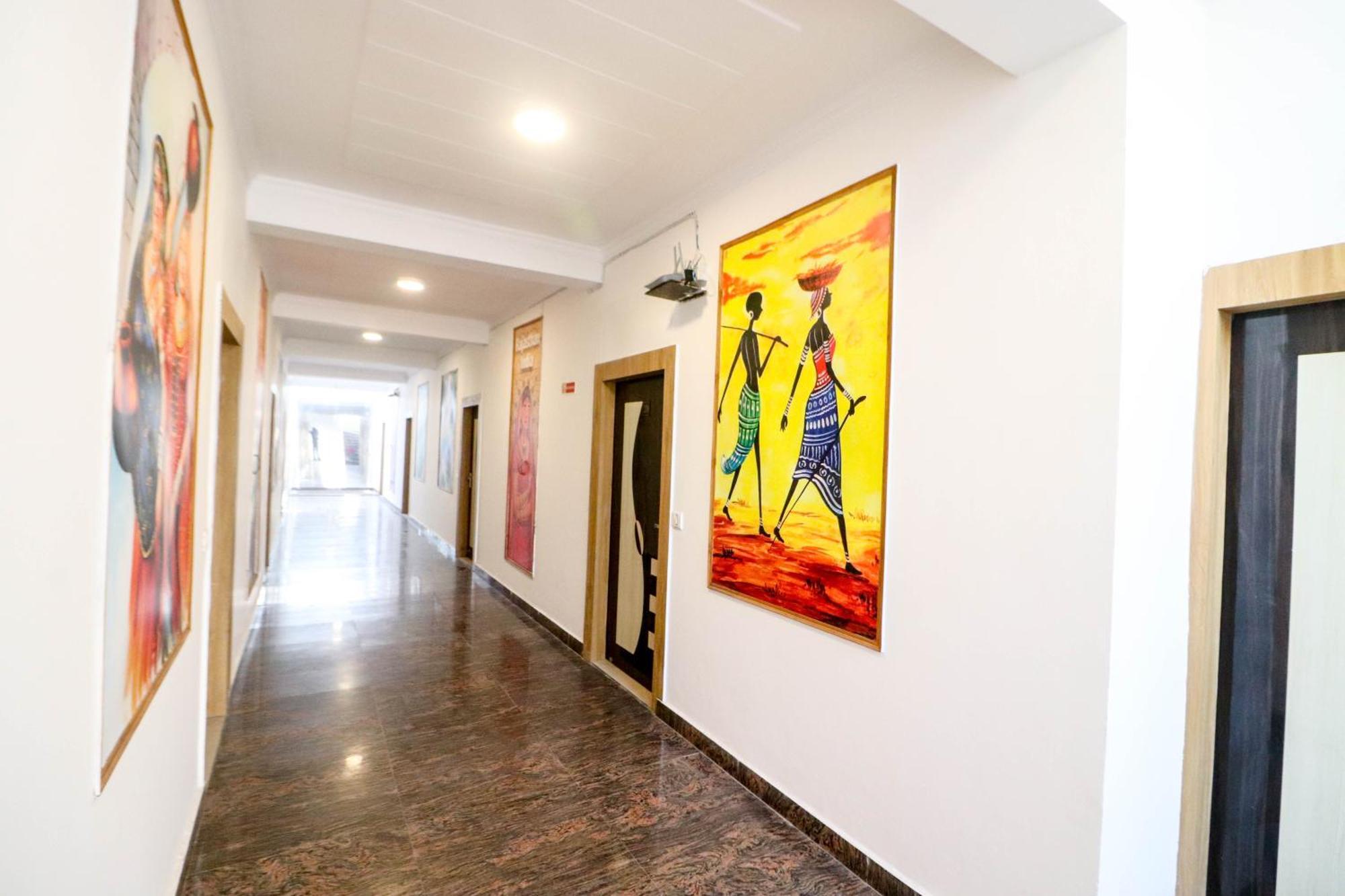 Hotel Delhi Airport 3*