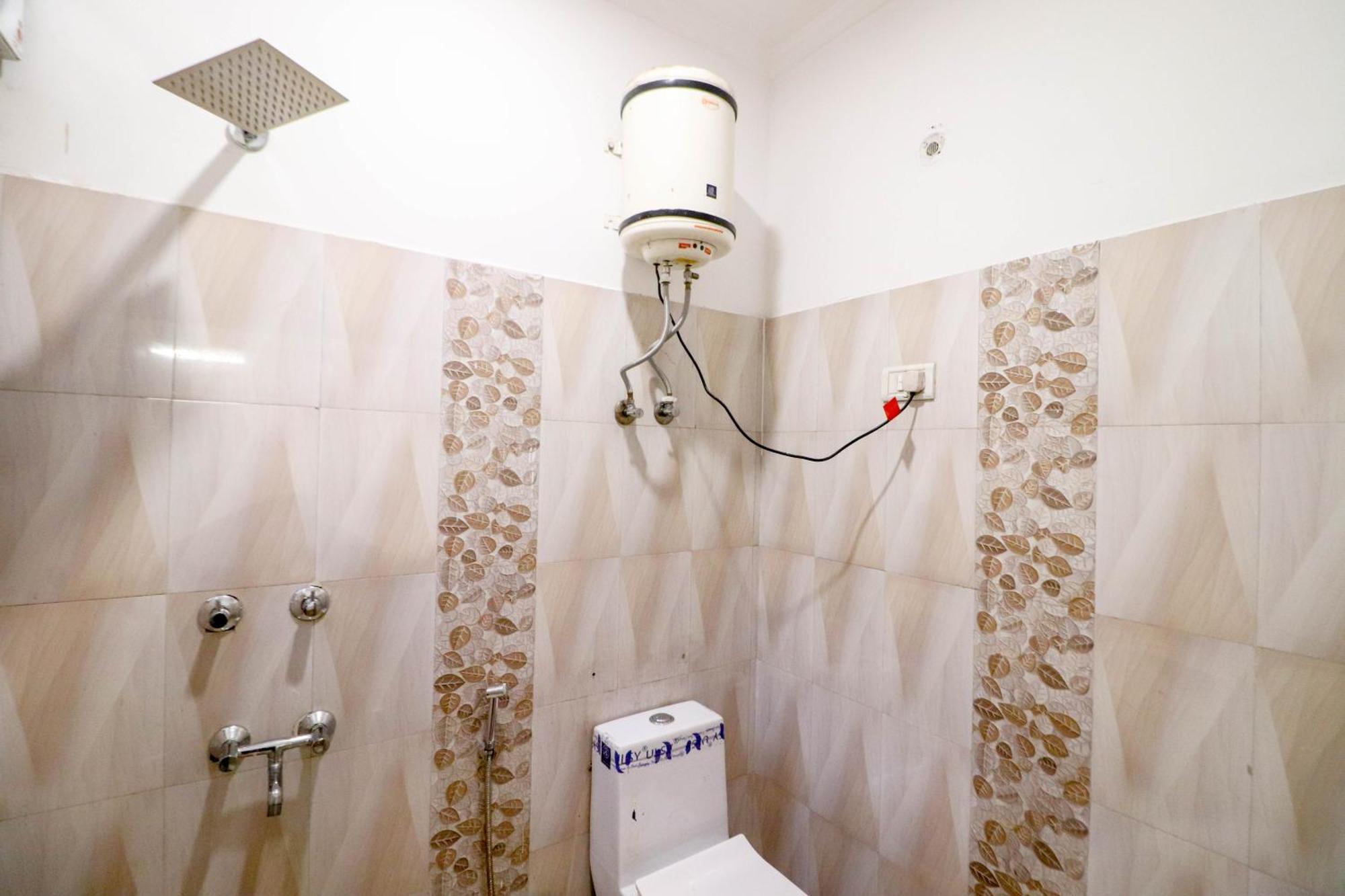 Hotel Delhi Airport 3*