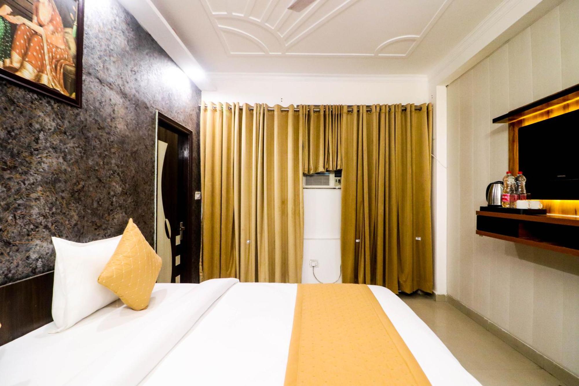 Hotel Delhi Airport 3*