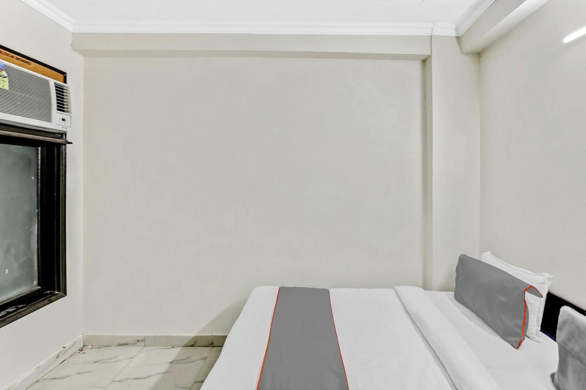 Live On Del2479 Hotel 3*