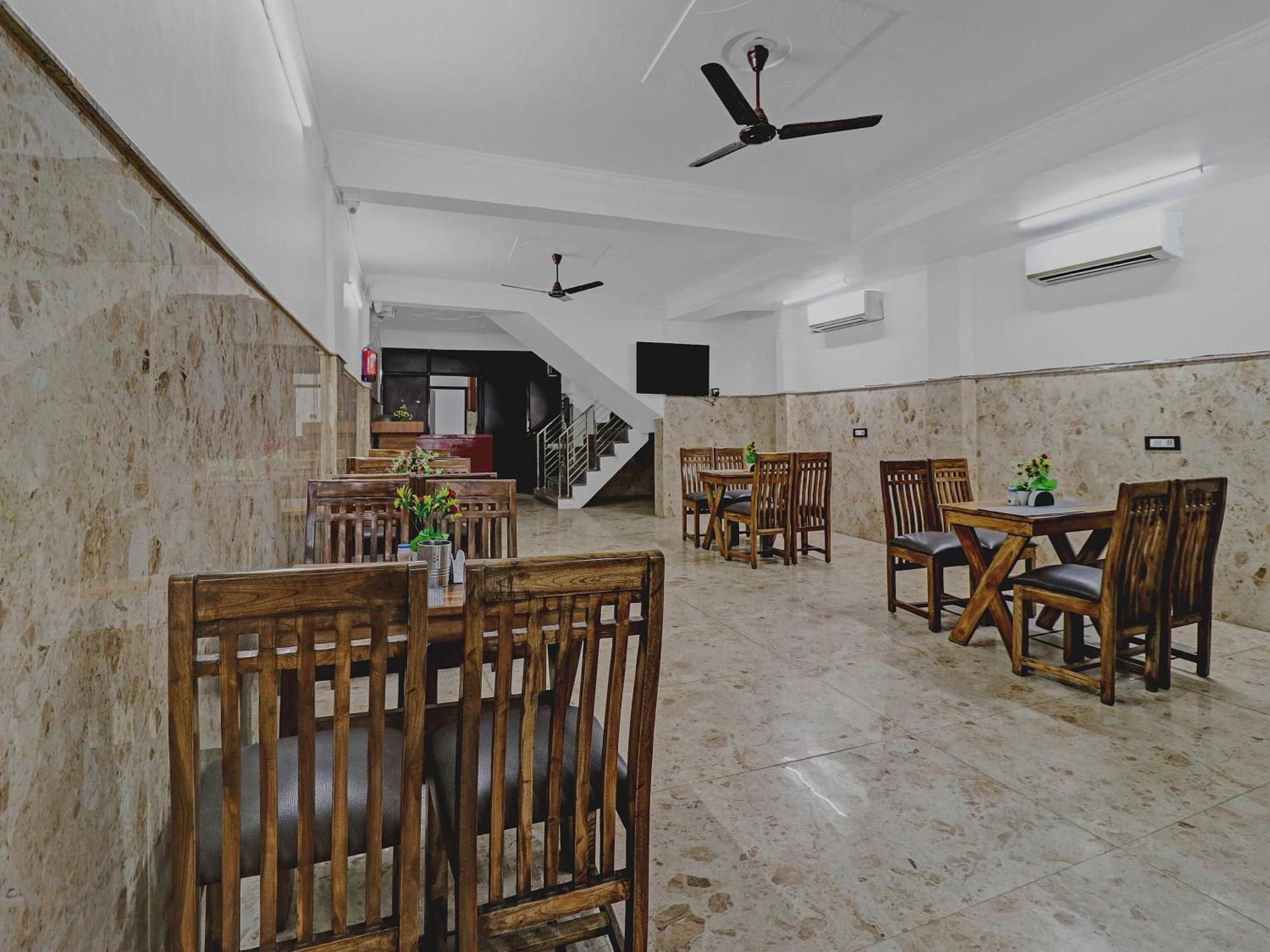 Hotel O Bharat Near Indira Gandhi International Airport 3*